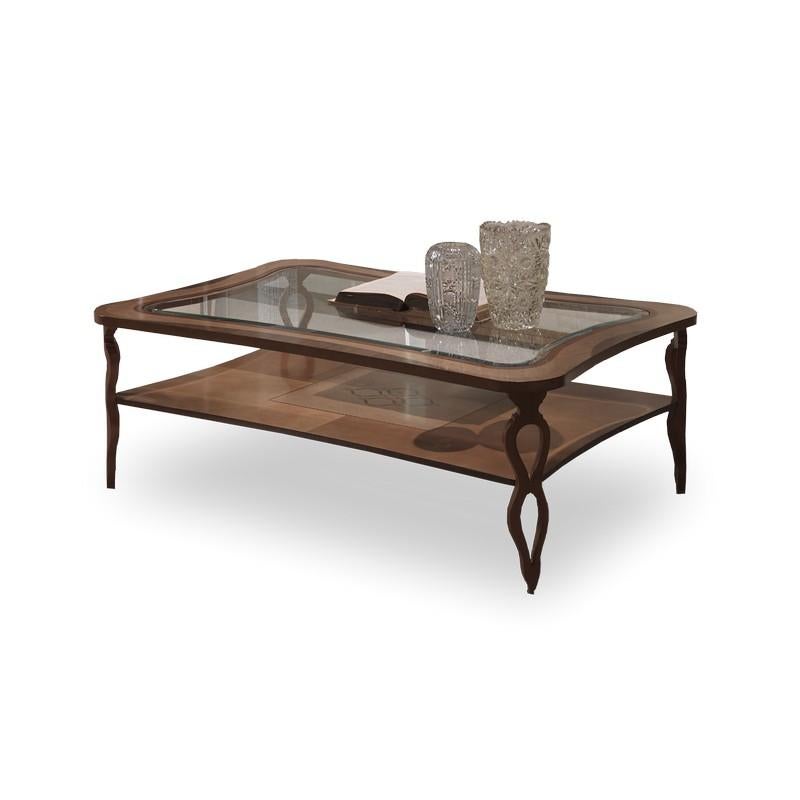 Petite table en bois érable avec plateau en verre, caractérisée par des lignes émoussées et des pieds sinueux.