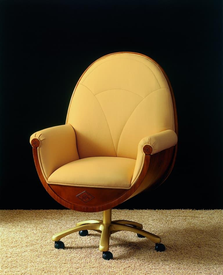 Italian Classic by Giuseppe Carpanelli Gran Confort Office Armchair in leather For Sale