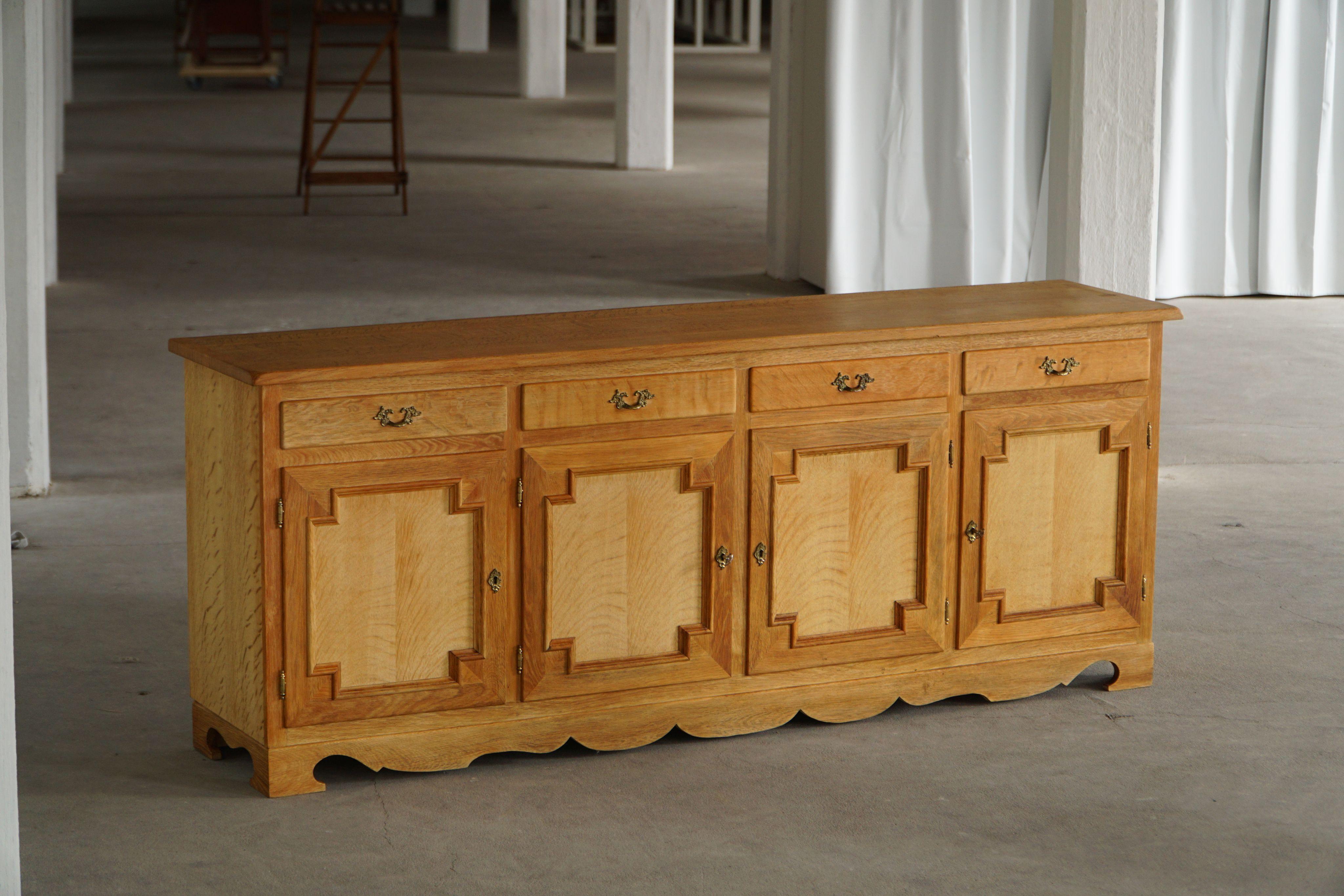 Scandinavo moderno Mobile classico / Credenza in Oak, Buffet danese del Mid Century Modern, anni '60 in vendita