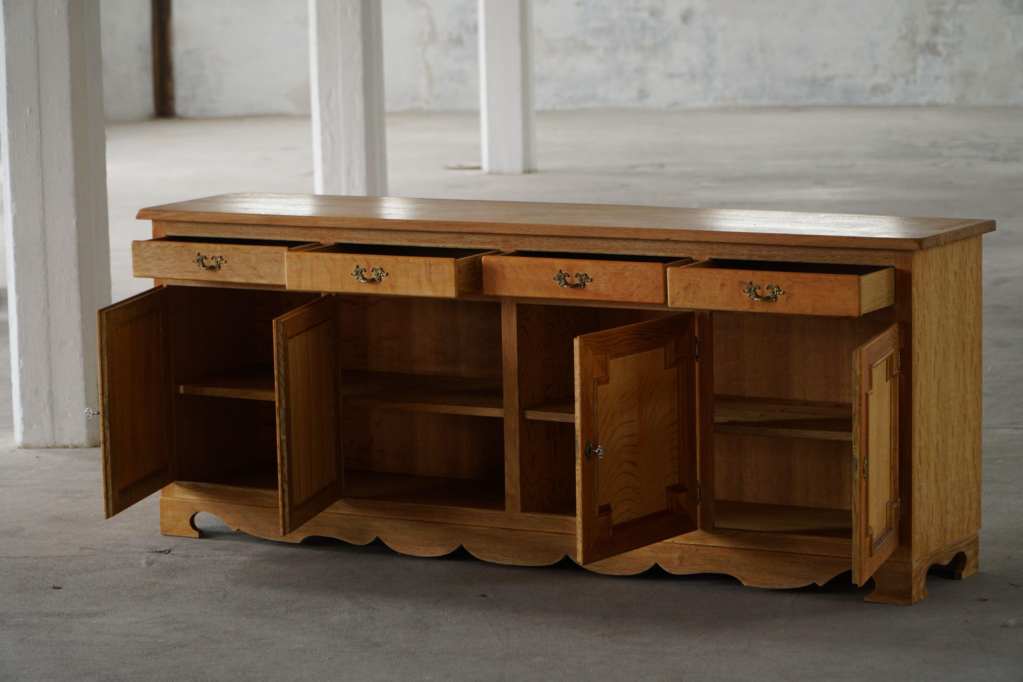 Danese Mobile classico / Credenza in Oak, Buffet danese del Mid Century Modern, anni '60 in vendita