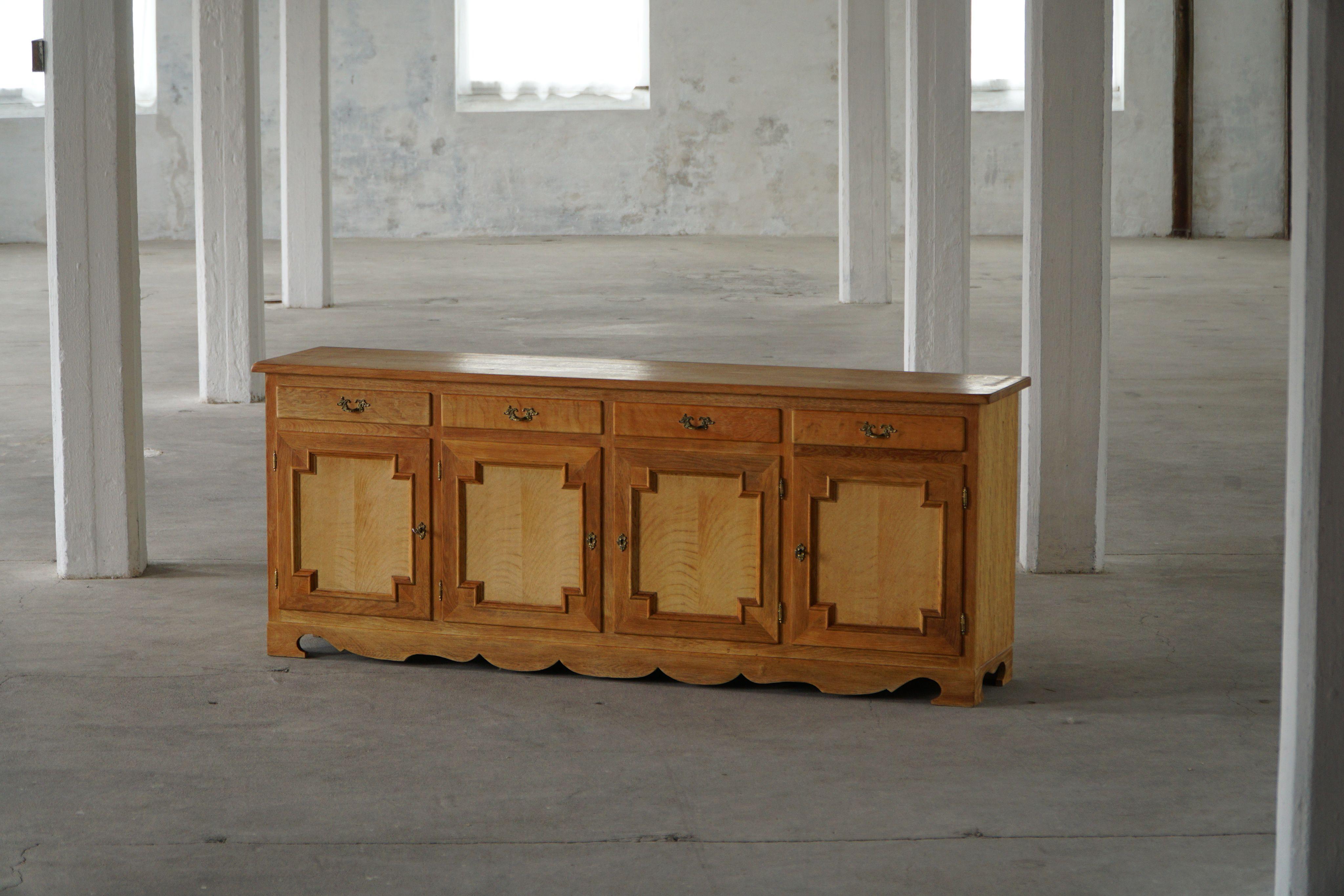 Mobile classico / Credenza in Oak, Buffet danese del Mid Century Modern, anni '60 In condizioni buone in vendita a Odense, DK