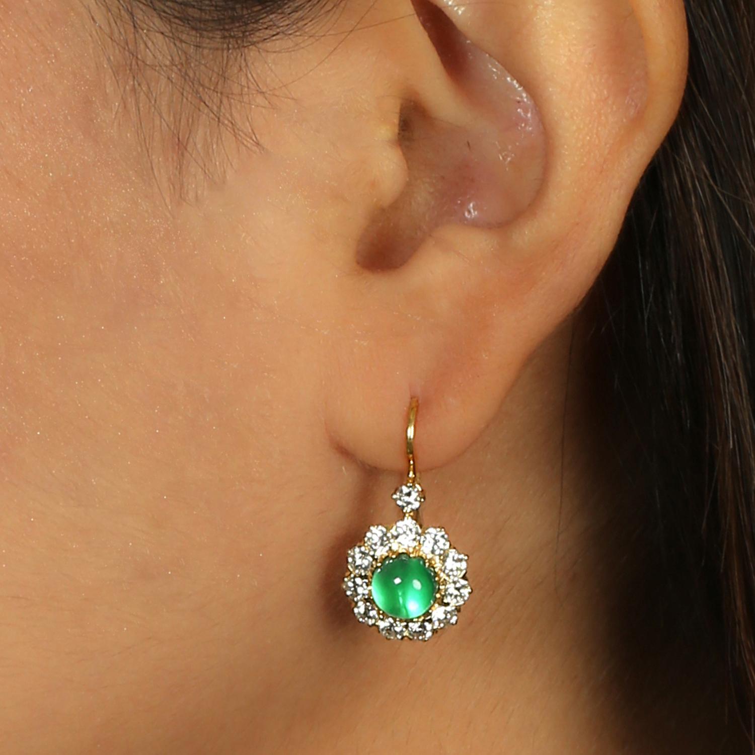 Classic Cabochon Round Emerald and Diamond Drop Earrings in 18K Yellow Gold In New Condition For Sale In New York, NY