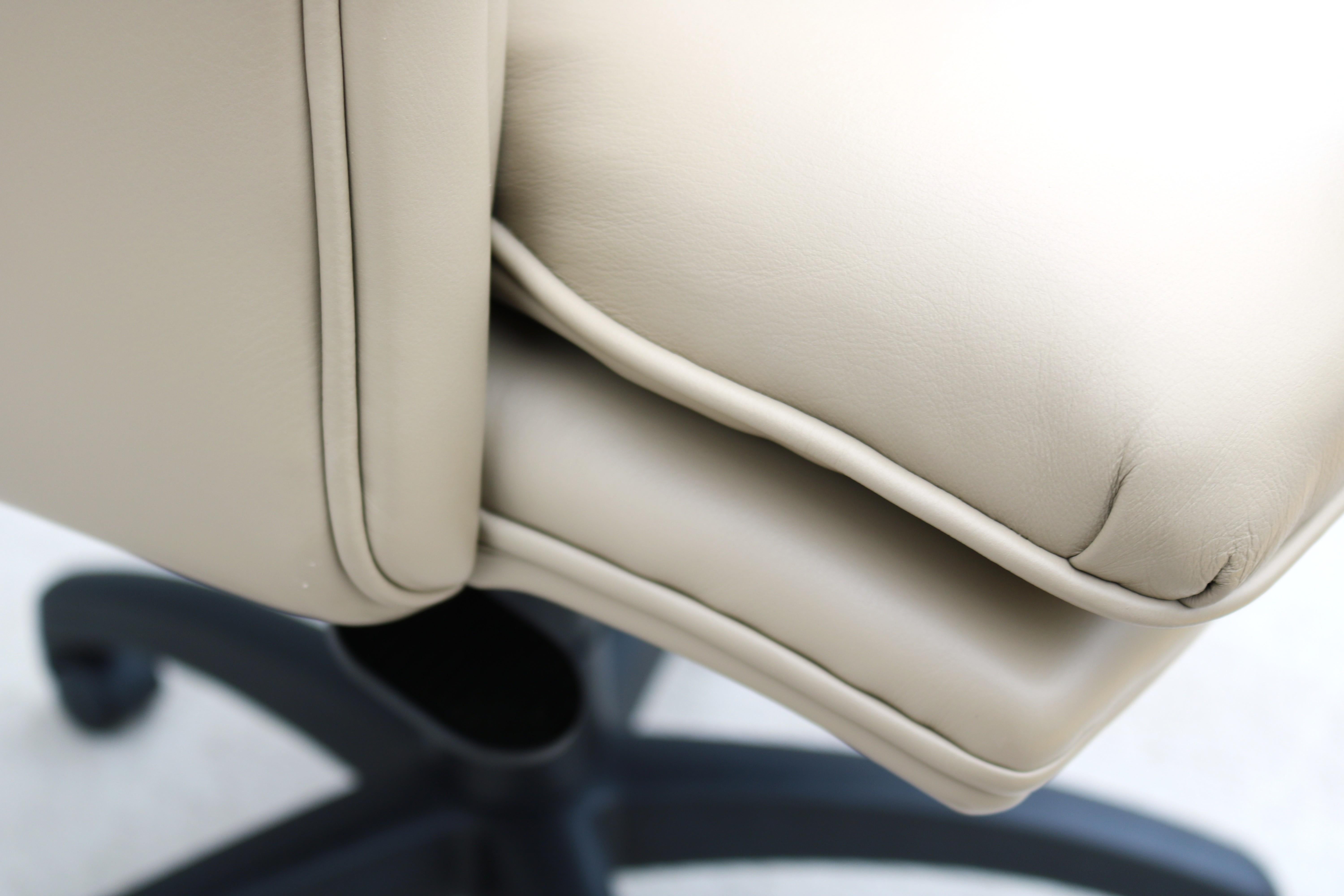 Classic Cabot Wrenn Caesar High Back Regency Taupe Leather Swivel Desk Chair (chaise de bureau pivotante en cuir taupe) en vente 8