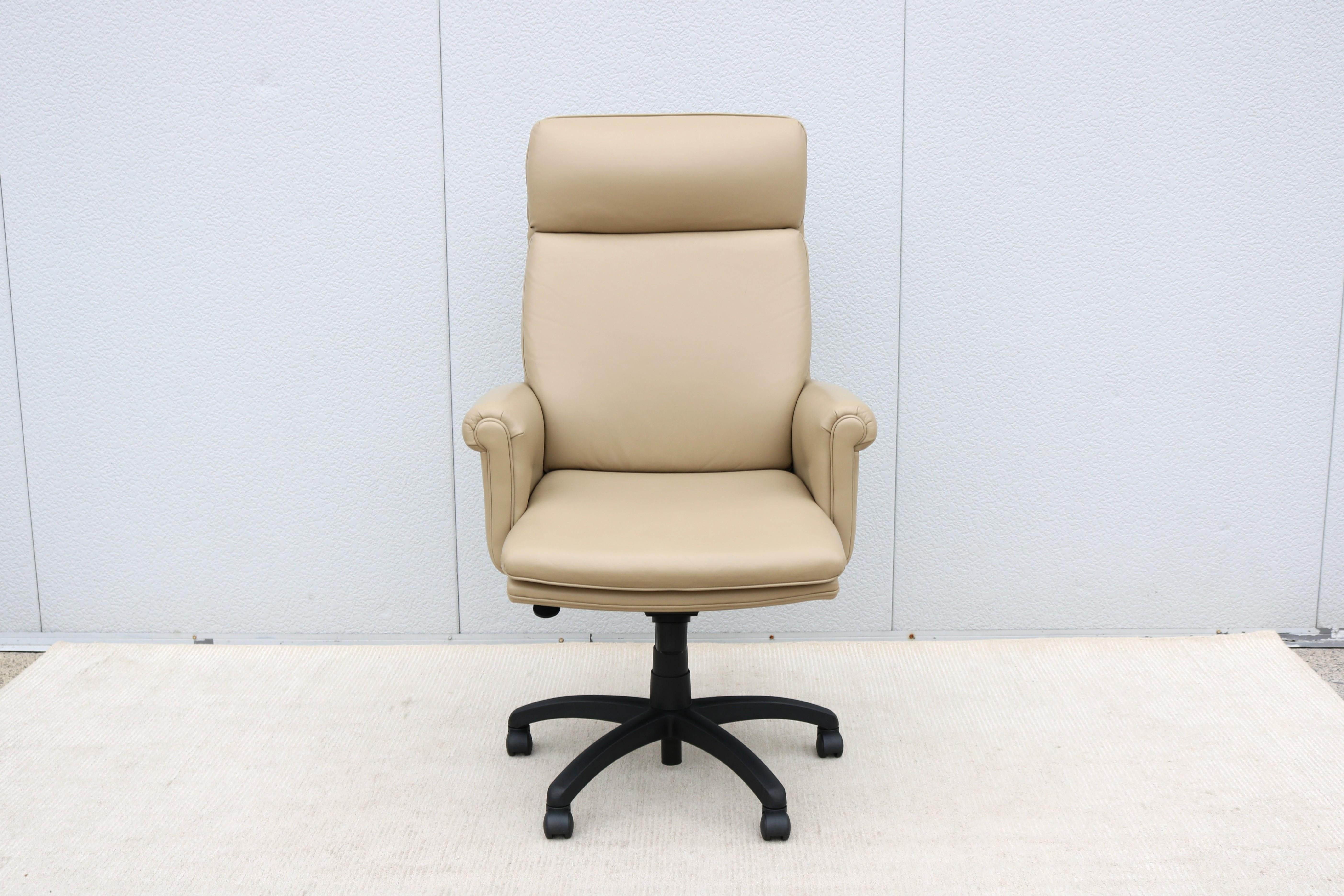 Classique américain Classic Cabot Wrenn Caesar High Back Regency Taupe Leather Swivel Desk Chair (chaise de bureau pivotante en cuir taupe) en vente