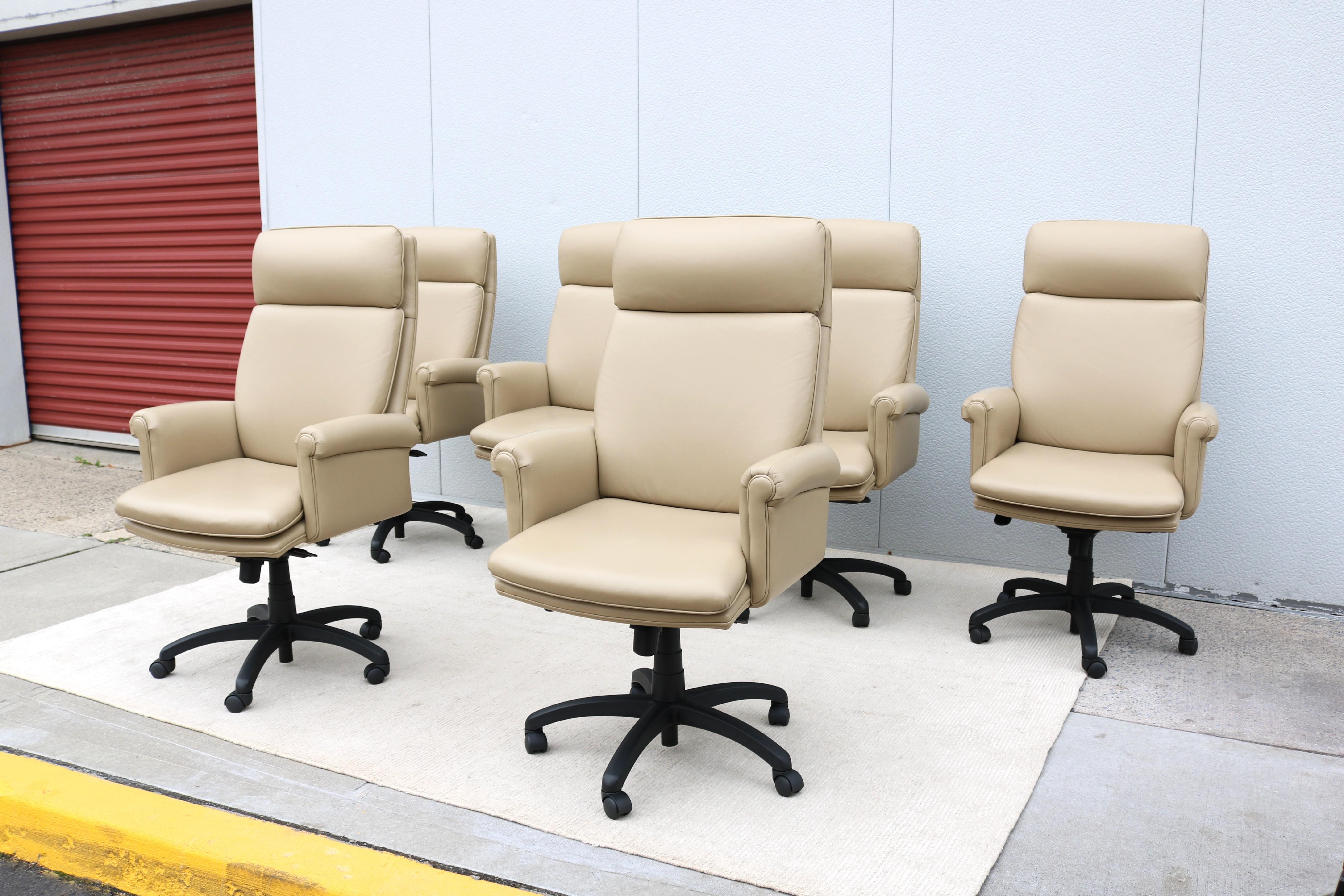 Classic Cabot Wrenn Caesar High Back Regency Taupe Leather Swivel Desk Chair (chaise de bureau pivotante en cuir taupe) Excellent état - En vente à Secaucus, NJ