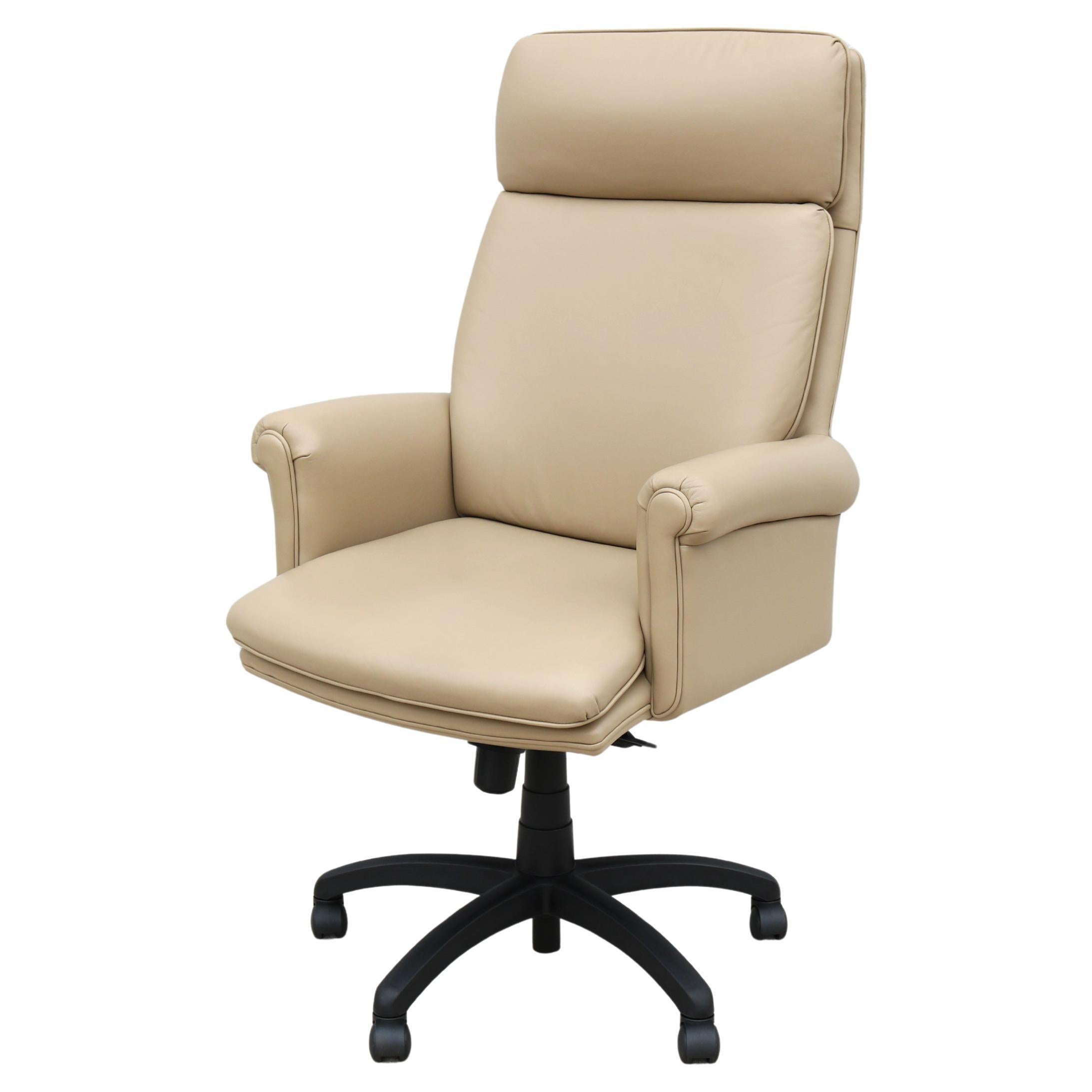 Classic Cabot Wrenn Caesar High Back Regency Taupe Leather Swivel Desk Chair (chaise de bureau pivotante en cuir taupe) en vente