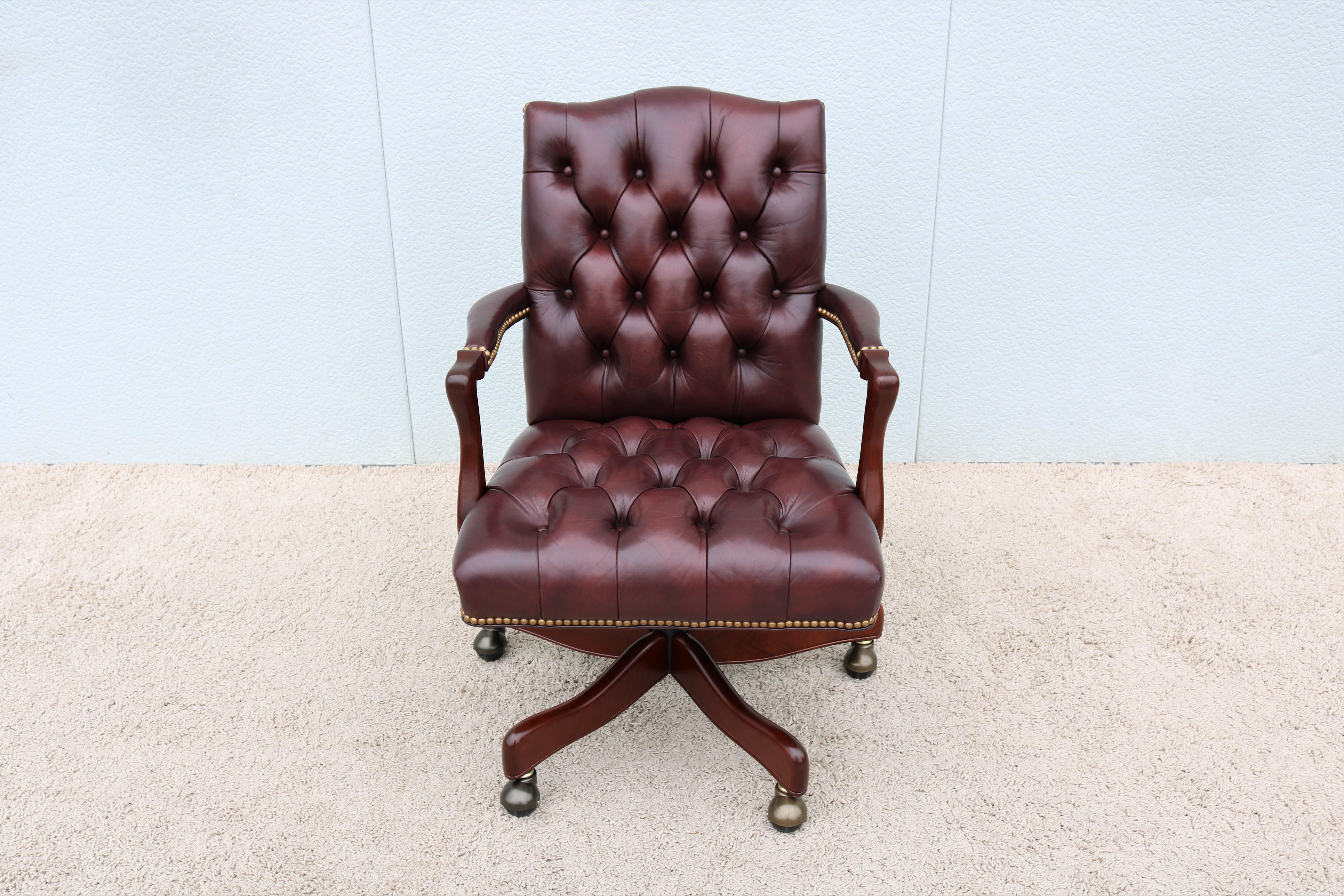Américain Classic Cabot Wrenn Graham, fauteuil de bureau de direction en cuir bourgogne touffeté en vente