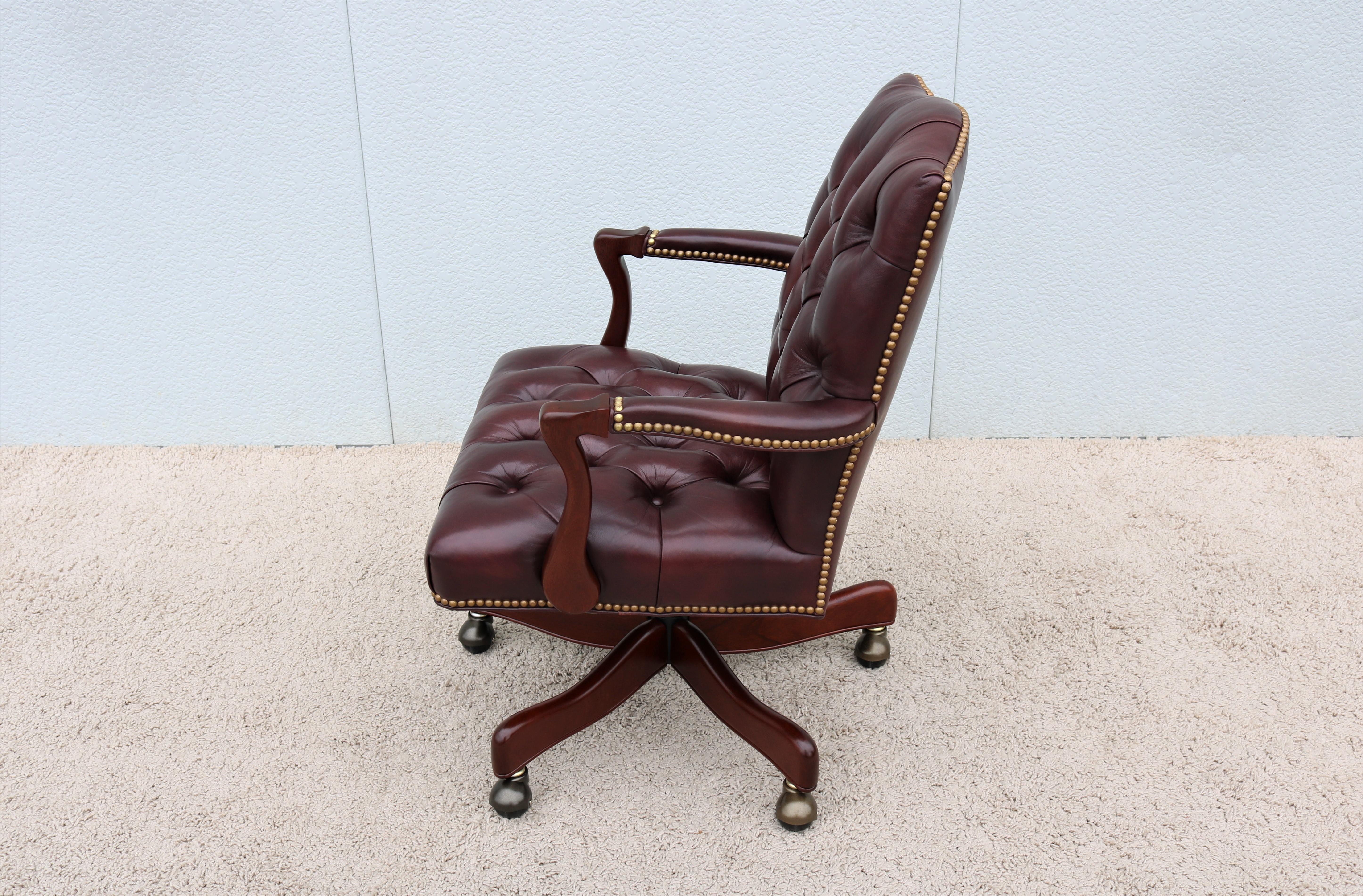 XXIe siècle et contemporain Classic Cabot Wrenn Graham, fauteuil de bureau de direction en cuir bourgogne touffeté en vente