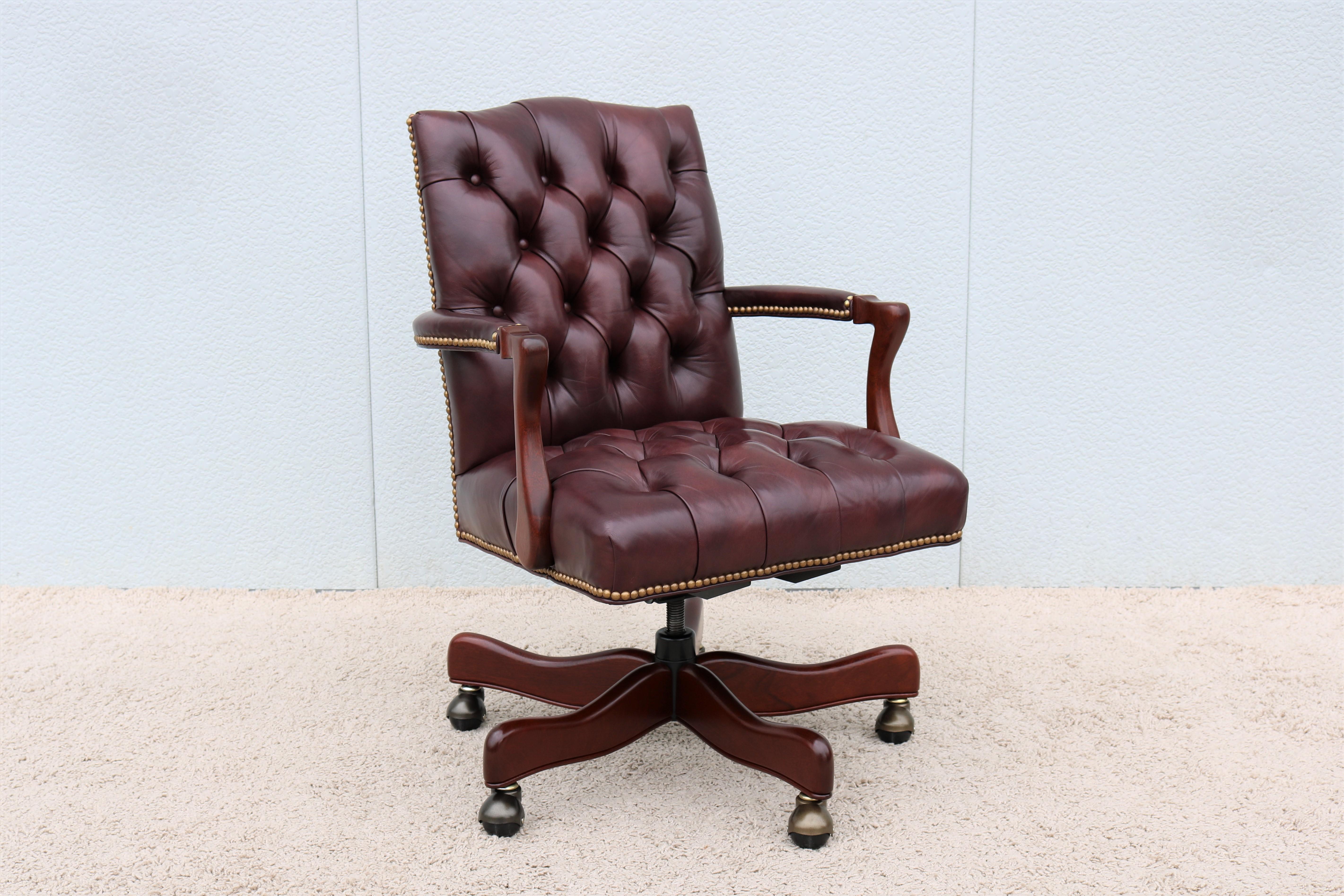 Classic Cabot Wrenn Graham Tufted Burgundy Leather Executive Swivel Desk Chair In Good Condition For Sale In Secaucus, NJ