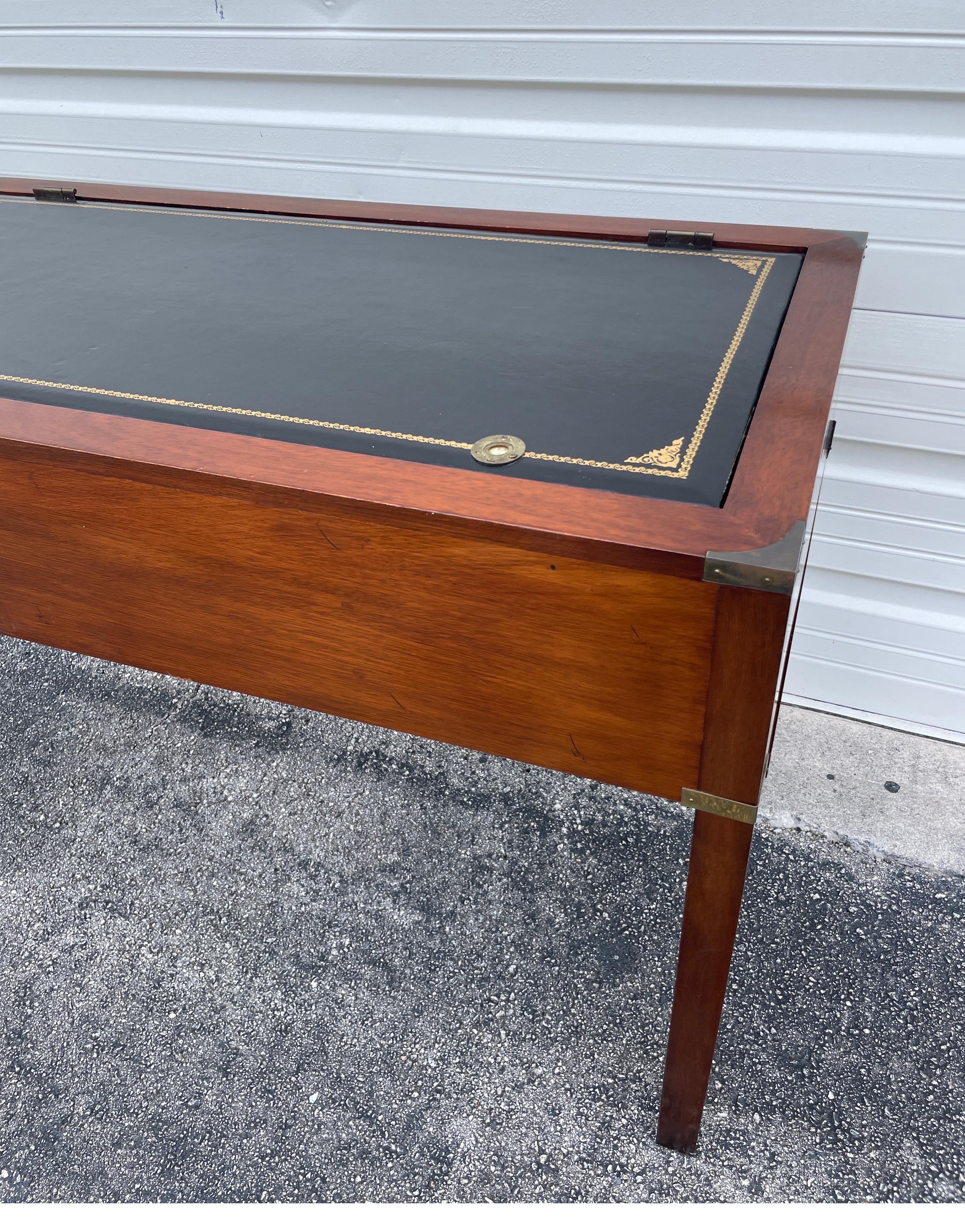 Scrivania con piano in pelle in stile Classic Campaigner in vendita 3