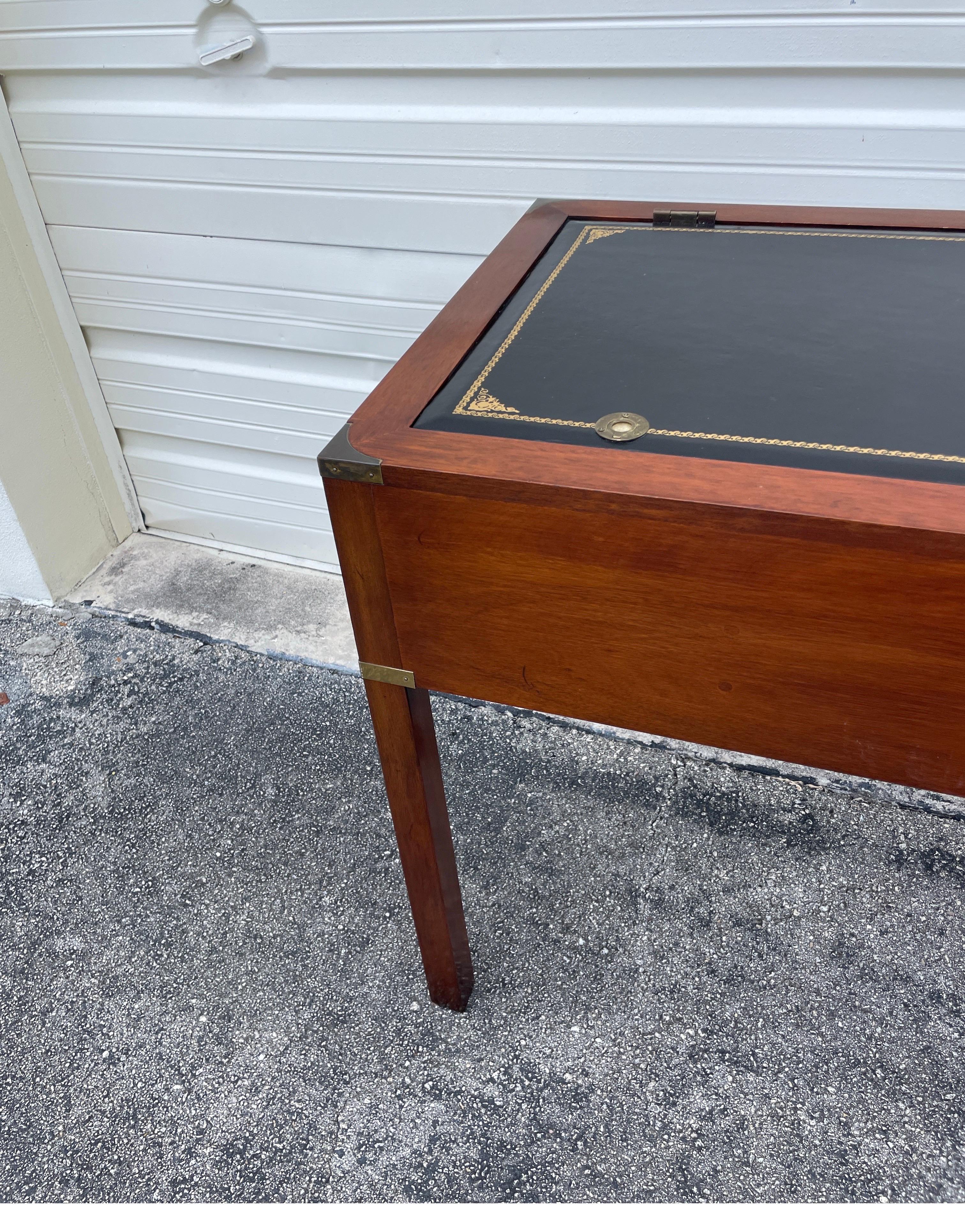 Scrivania con piano in pelle in stile Classic Campaigner in vendita 4