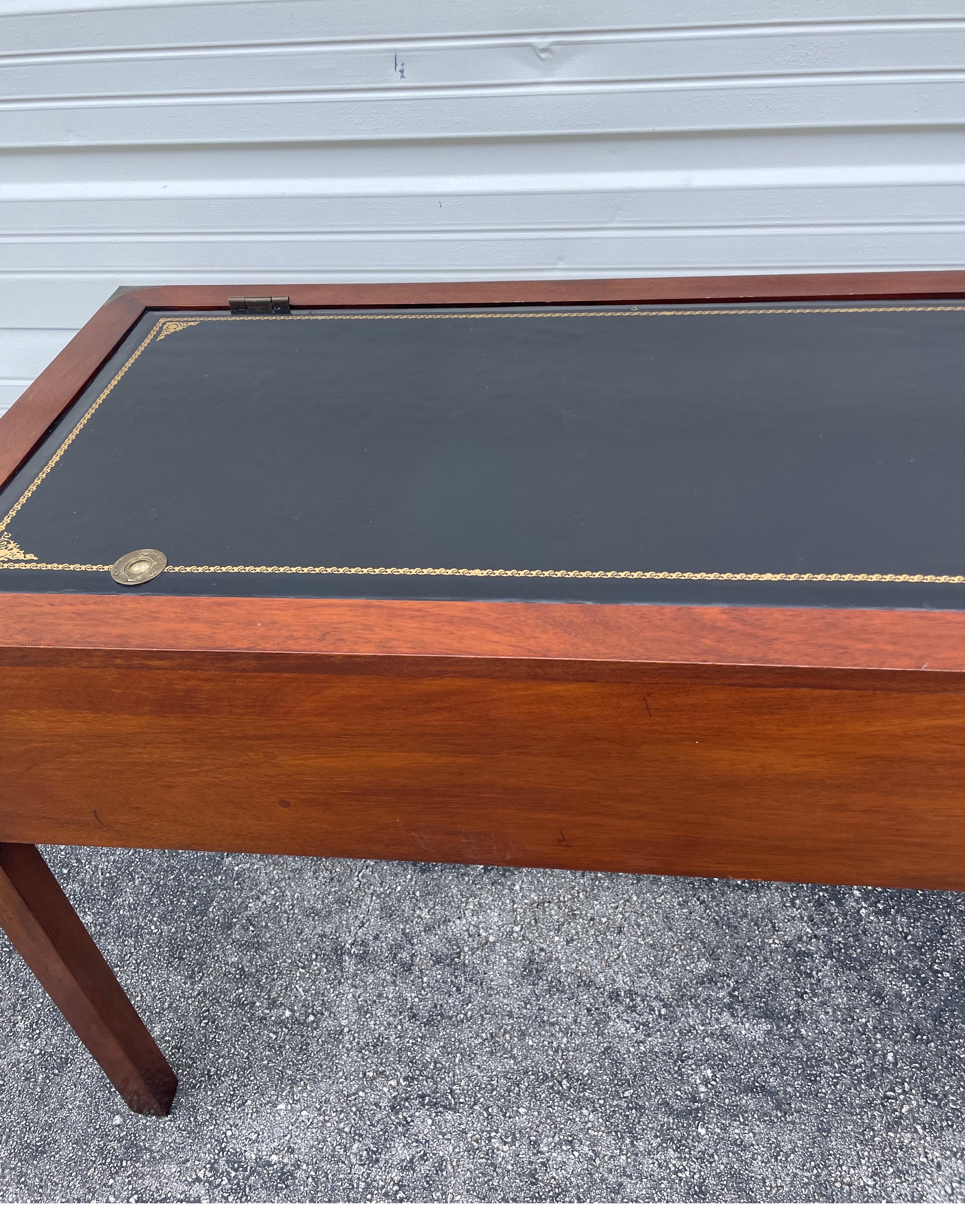 Scrivania con piano in pelle in stile Classic Campaigner in vendita 5