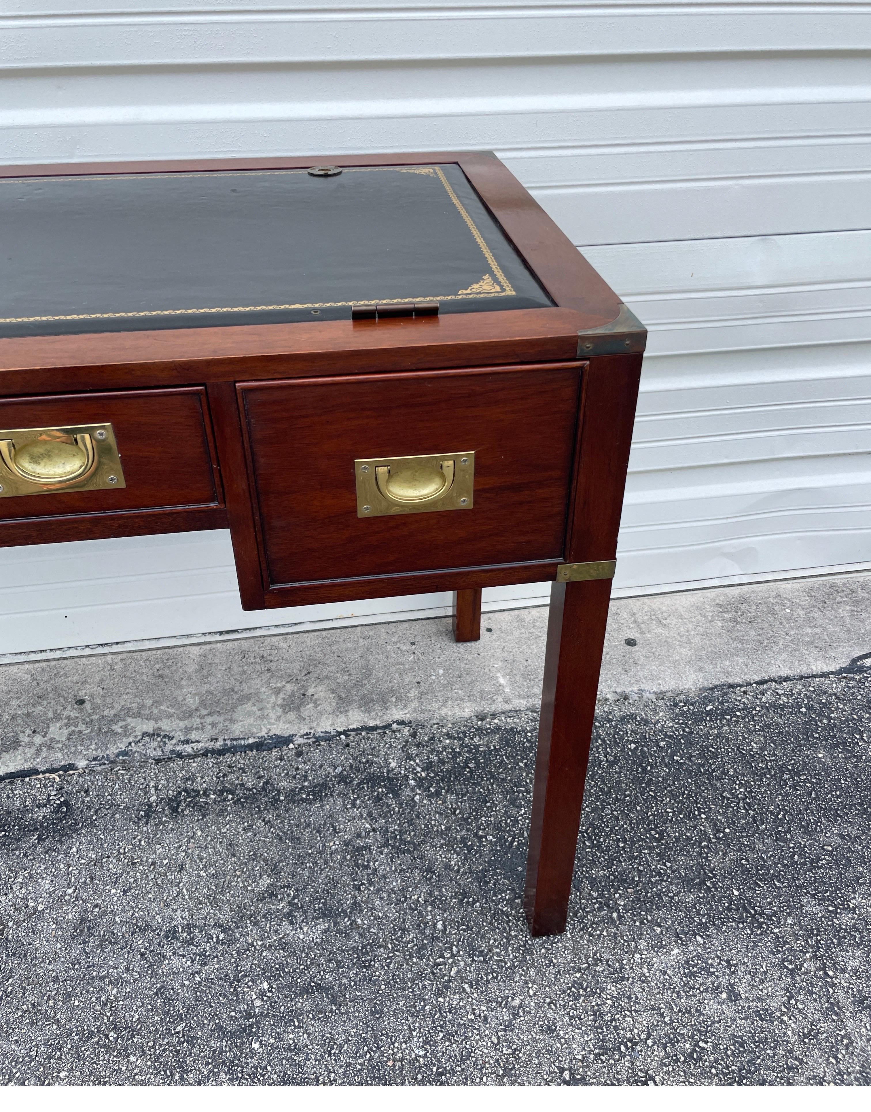 Inglese Scrivania con piano in pelle in stile Classic Campaigner in vendita