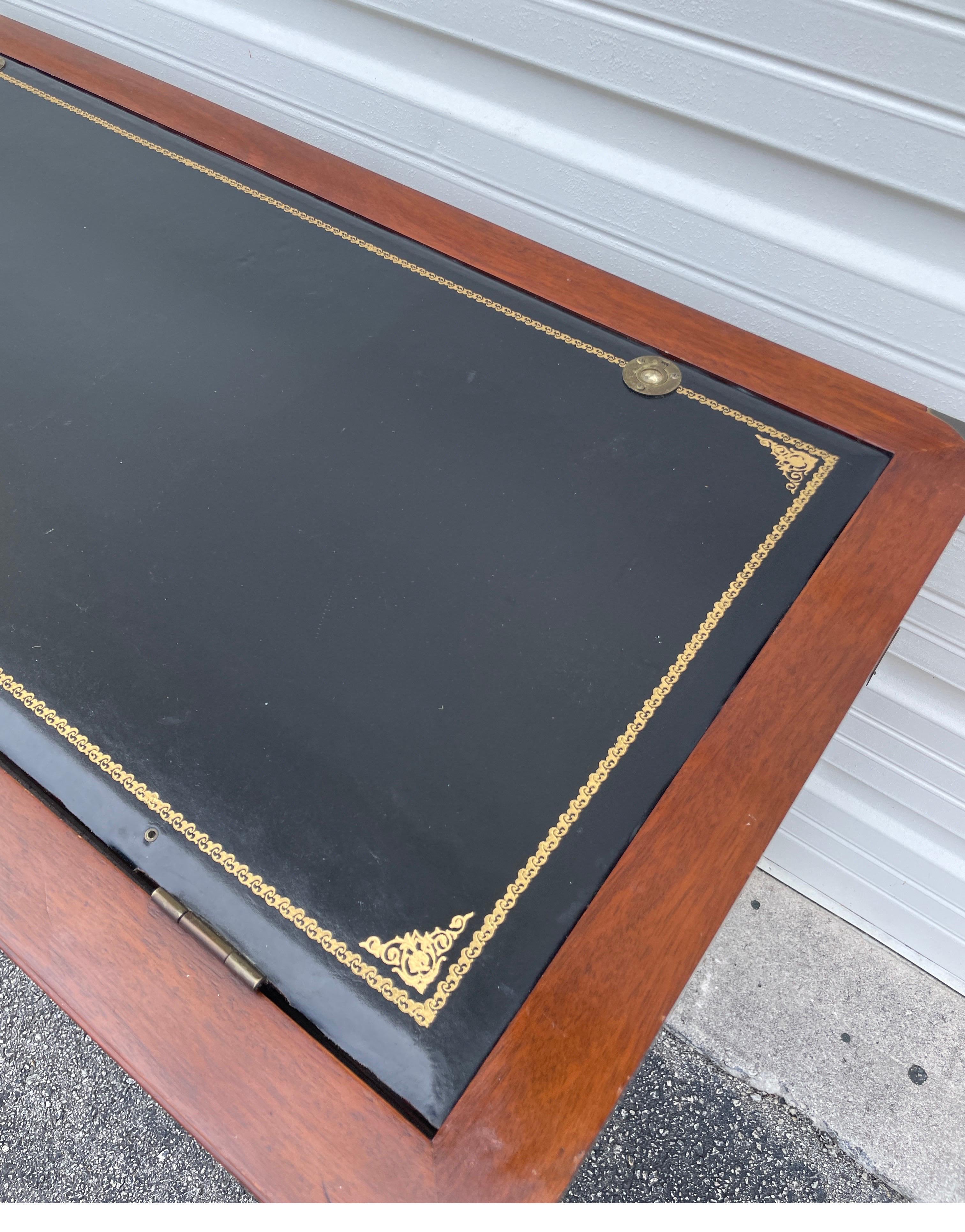 Scrivania con piano in pelle in stile Classic Campaigner In condizioni buone in vendita a West Palm Beach, FL
