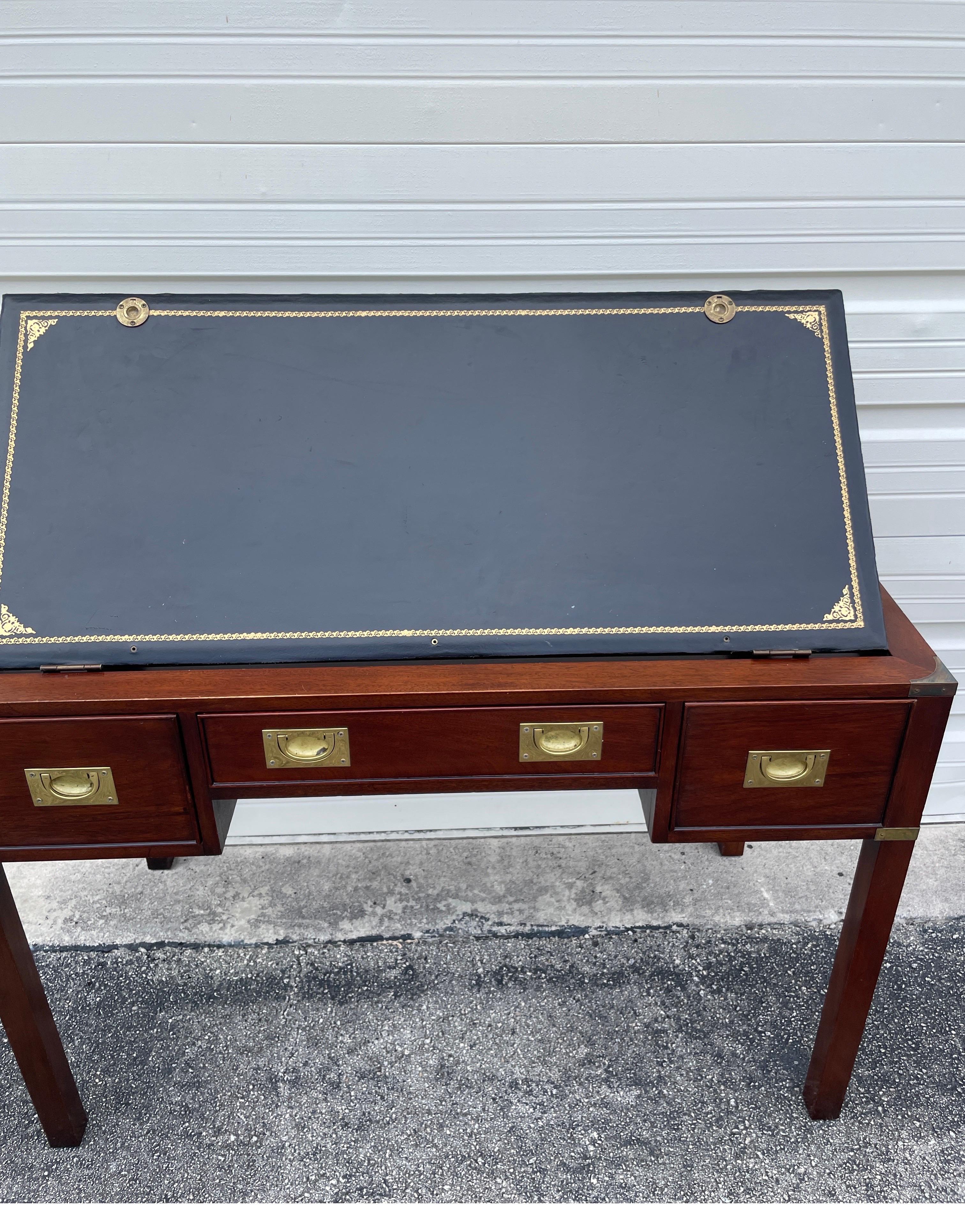 Mogano Scrivania con piano in pelle in stile Classic Campaigner in vendita