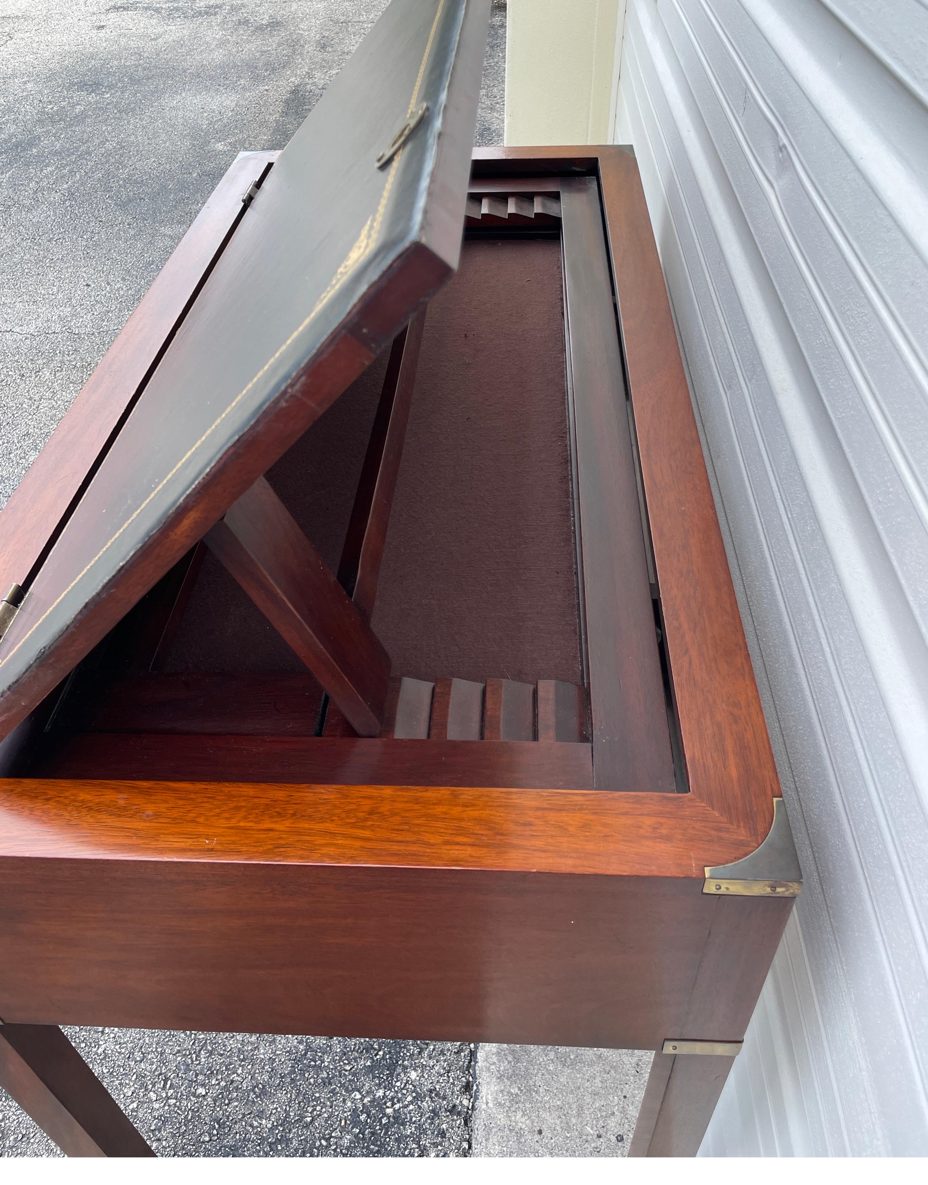 Scrivania con piano in pelle in stile Classic Campaigner in vendita 1