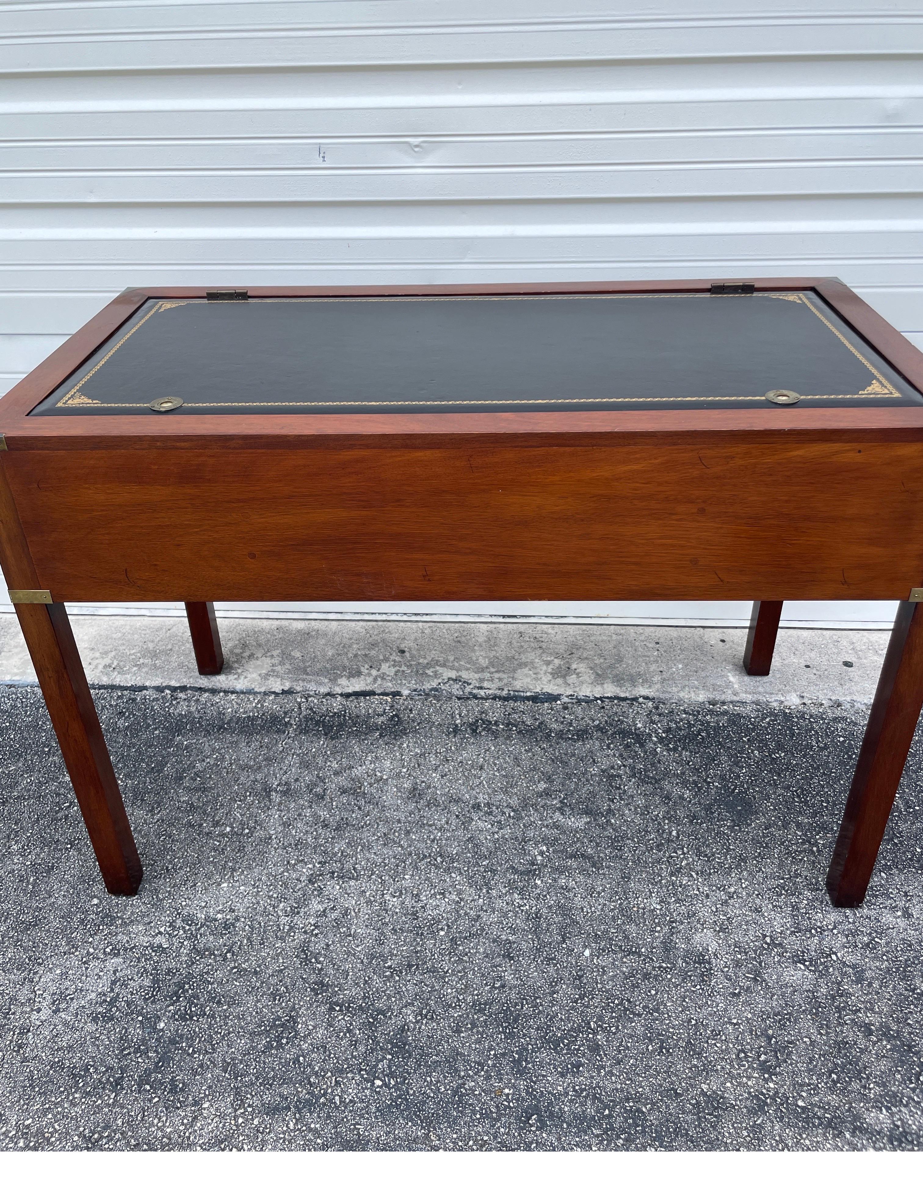 Scrivania con piano in pelle in stile Classic Campaigner in vendita 2