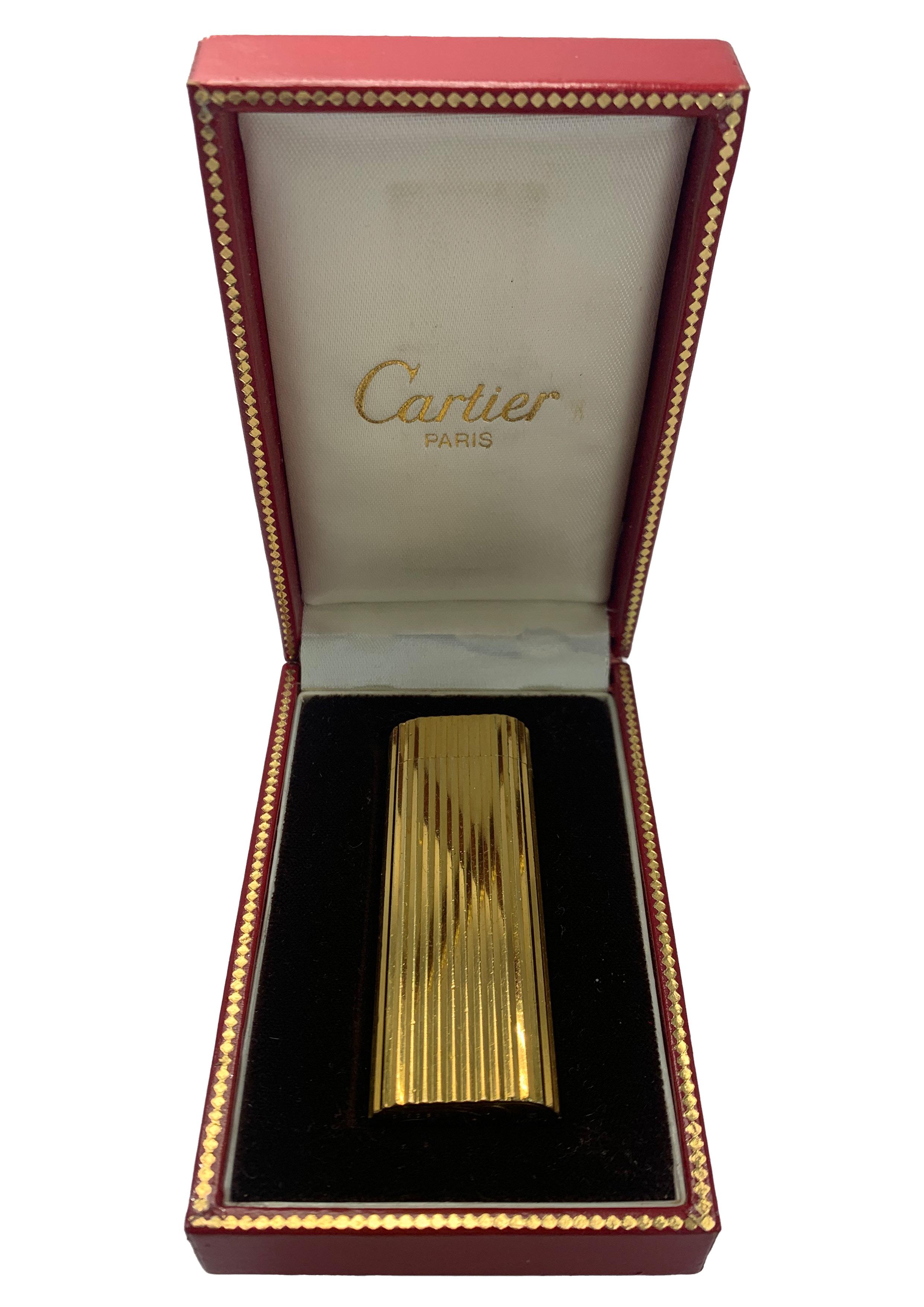 Encendedor clásico Cartier chapado en oro de 18 ct En caja y funda Cartier de terciopelo en venta 3