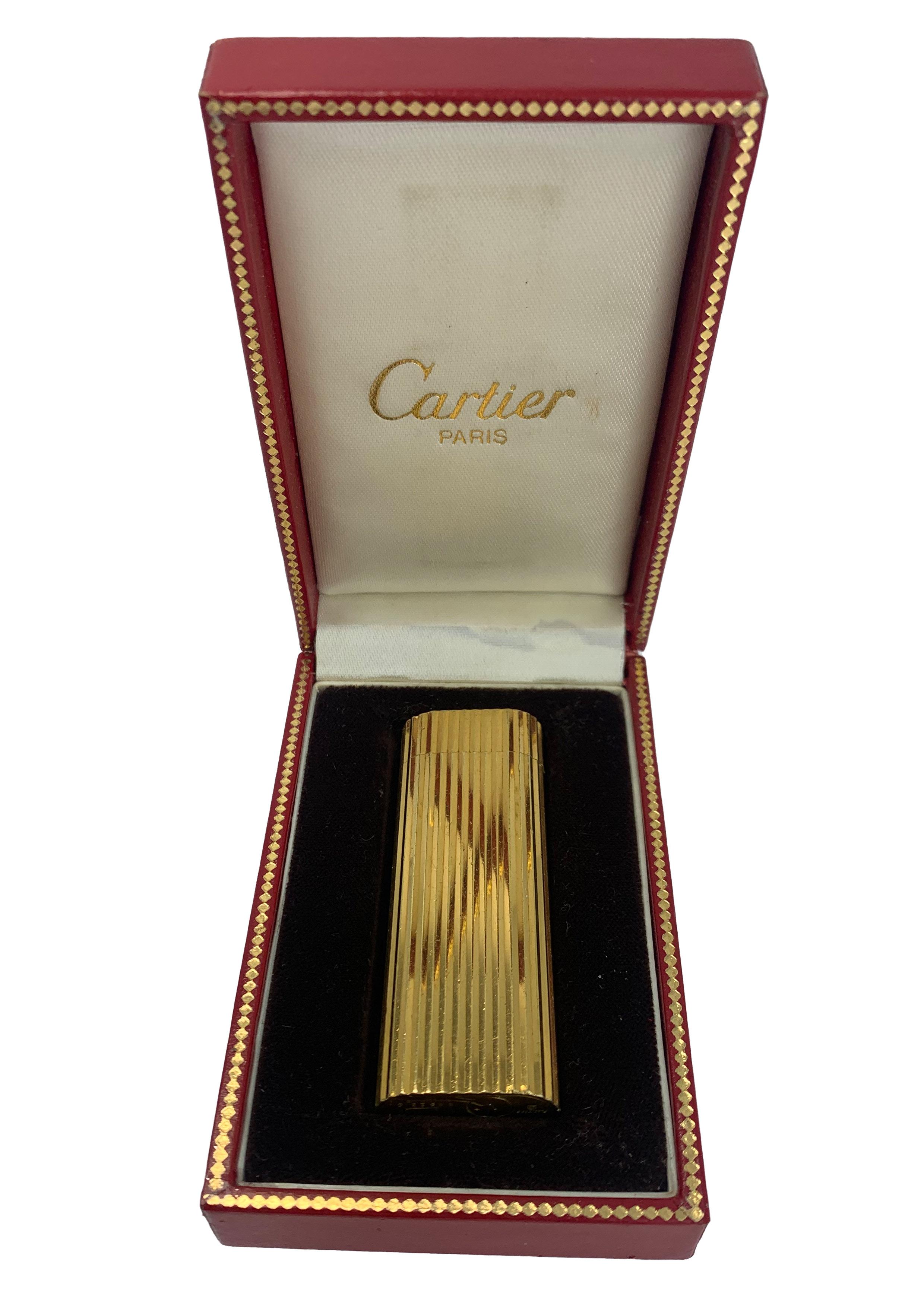 Encendedor clásico Cartier chapado en oro de 18 ct En caja y funda Cartier de terciopelo en venta 4