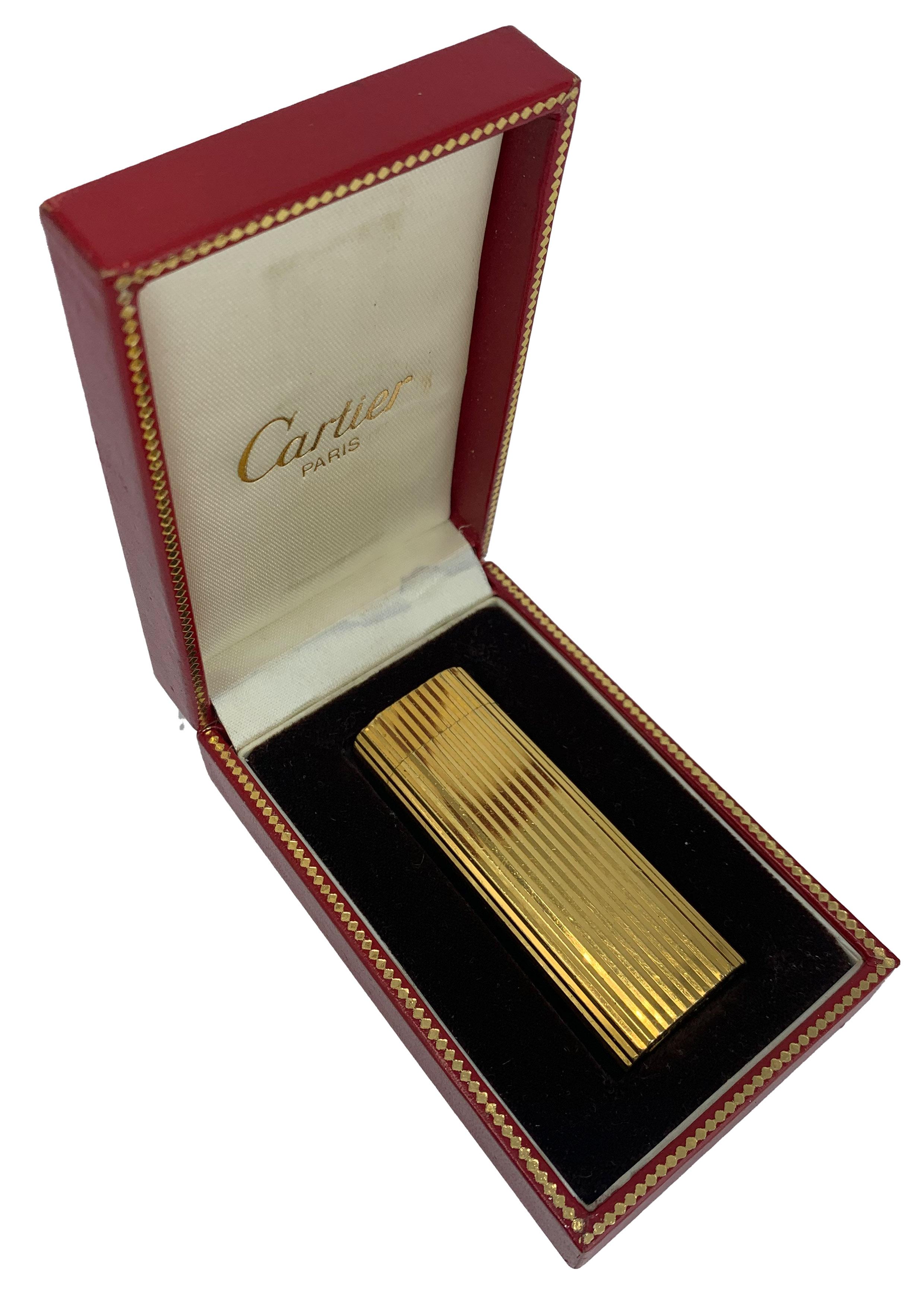 Encendedor clásico Cartier chapado en oro de 18 ct En caja y funda Cartier de terciopelo en venta 6