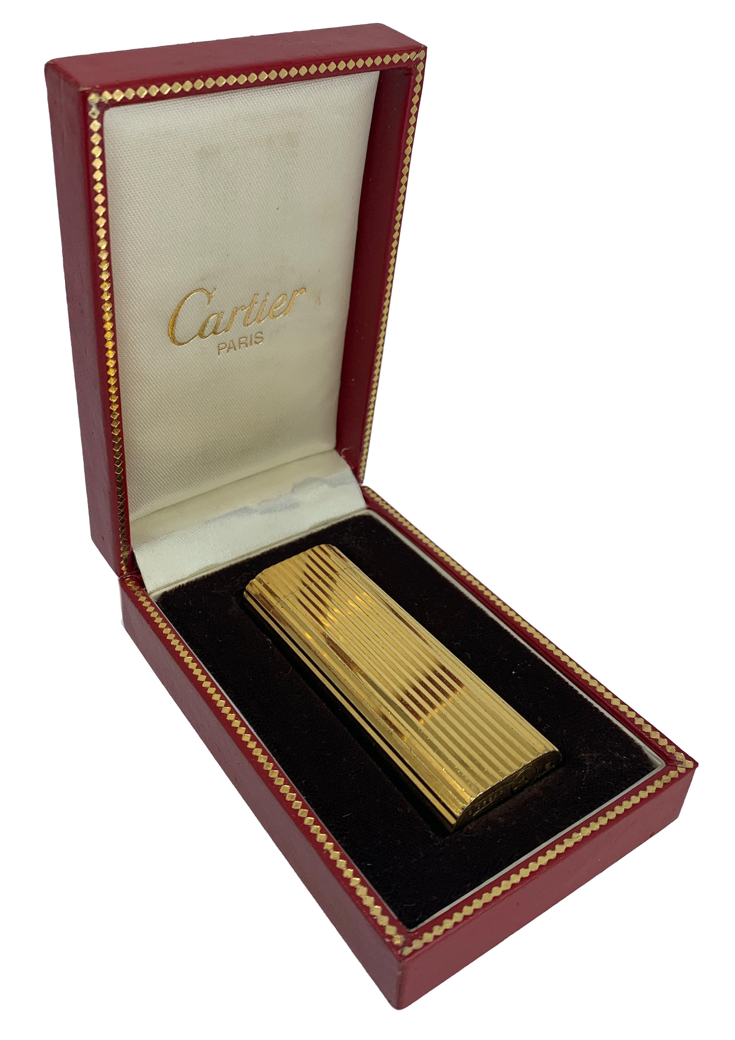 Encendedor clásico Cartier chapado en oro de 18 ct En caja y funda Cartier de terciopelo en venta 7