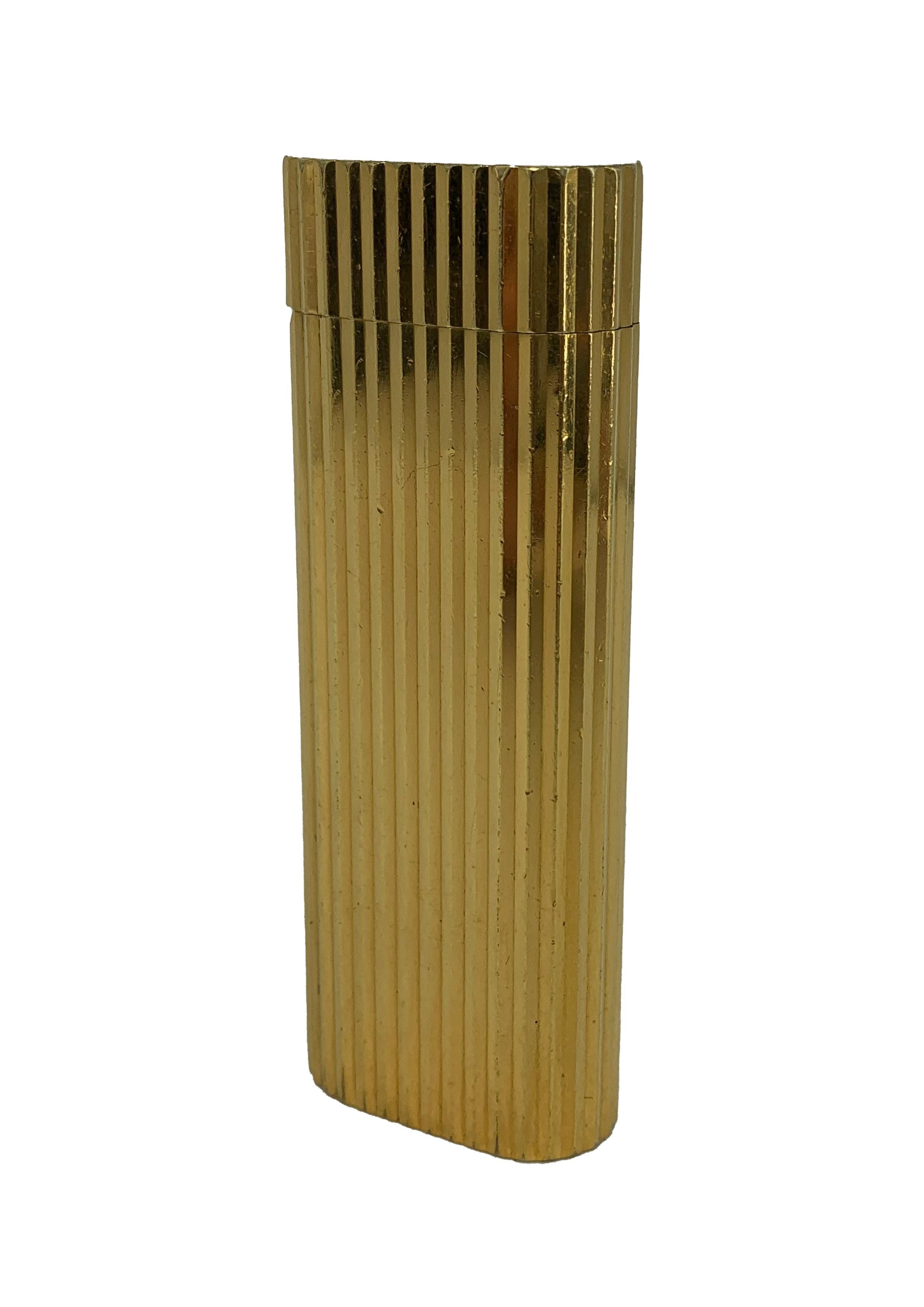 Encendedor clásico Cartier chapado en oro de 18 ct En caja y funda Cartier de terciopelo en venta 9