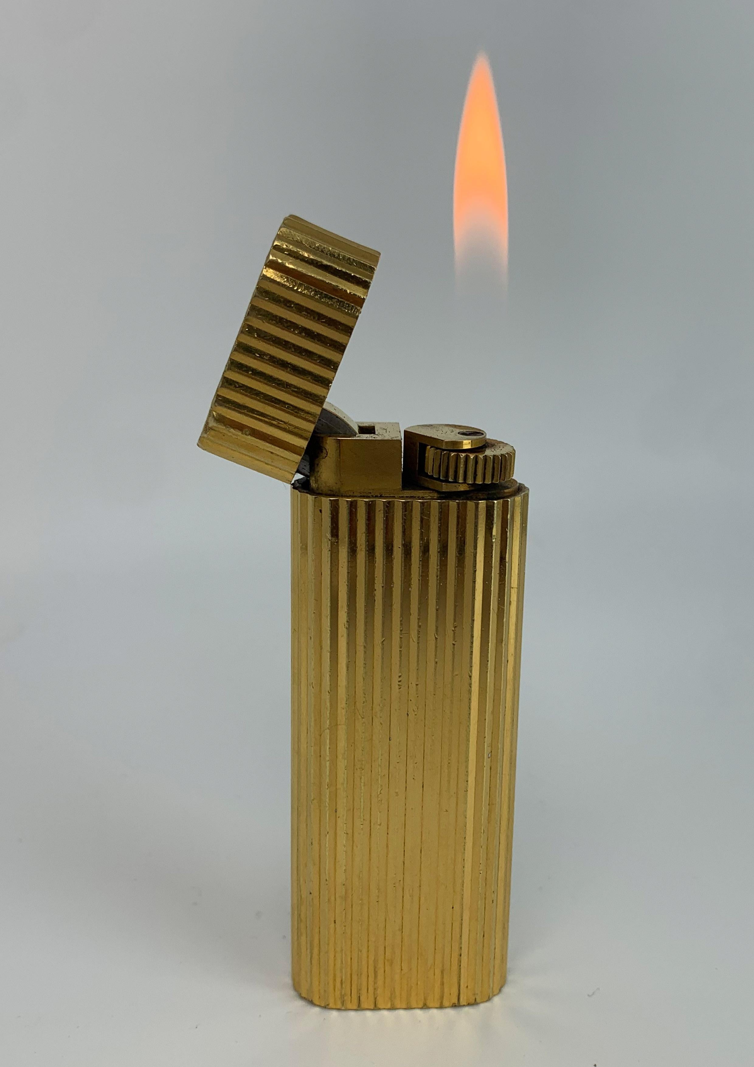 Encendedor clásico Cartier chapado en oro de 18 ct En caja y funda Cartier de terciopelo en venta 10