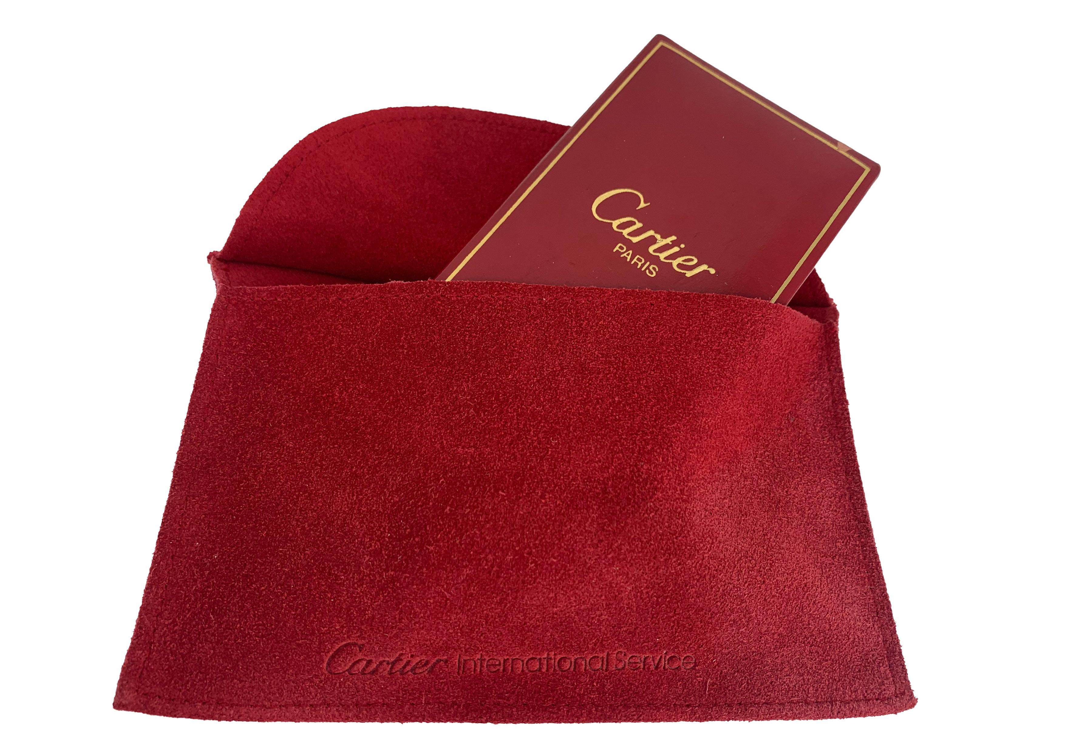 Encendedor Clásico Cartier Chapado en Oro de 18 ct Con Caja Cartier, Pedernales, Funda de Terciopelo Rojo y Papeles Originales

En buen estado de funcionamiento, Fabricado en París, Francia 

Cartier International SNC, o simplemente Cartier, es un