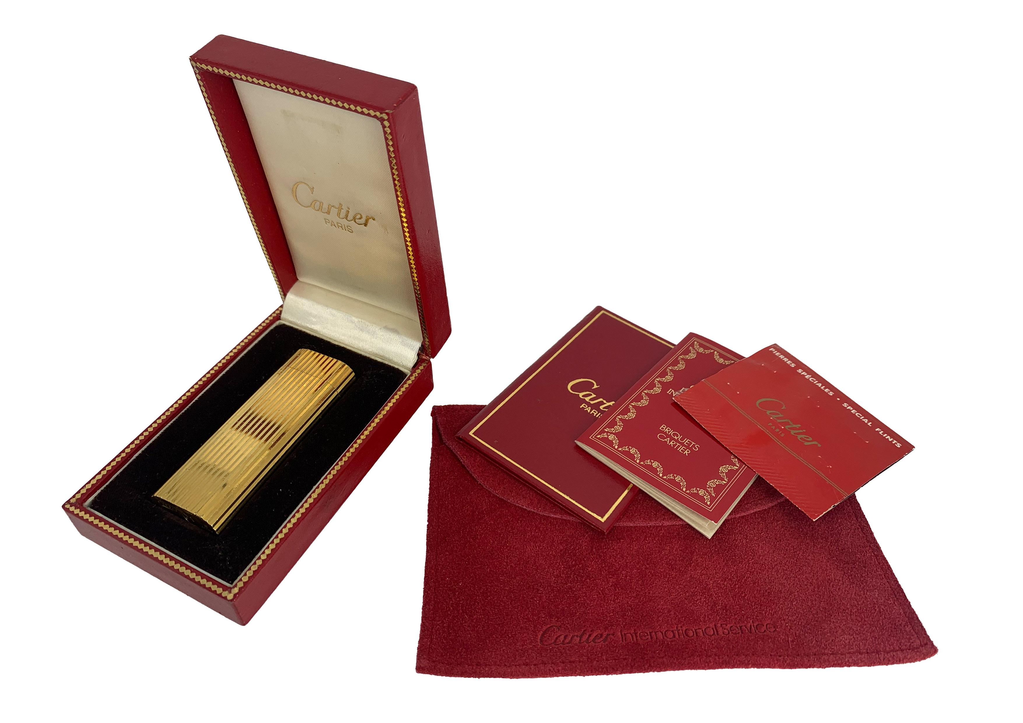 Encendedor clásico Cartier chapado en oro de 18 ct En caja y funda Cartier de terciopelo Art Decó en venta