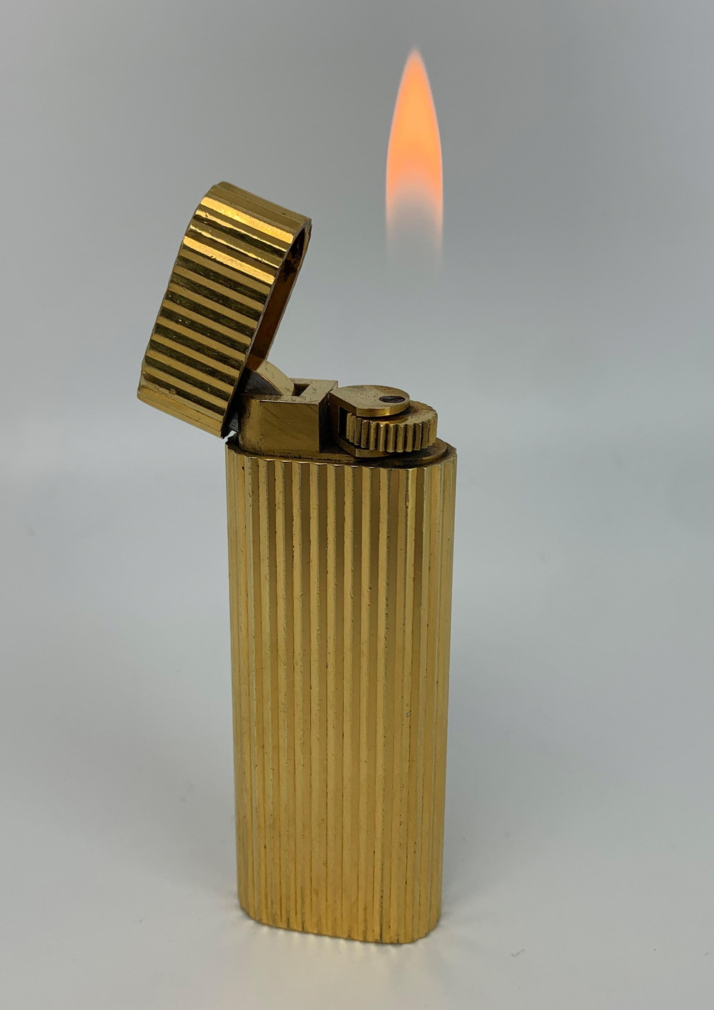 Encendedor clásico Cartier chapado en oro de 18 ct En caja y funda Cartier de terciopelo Francés en venta