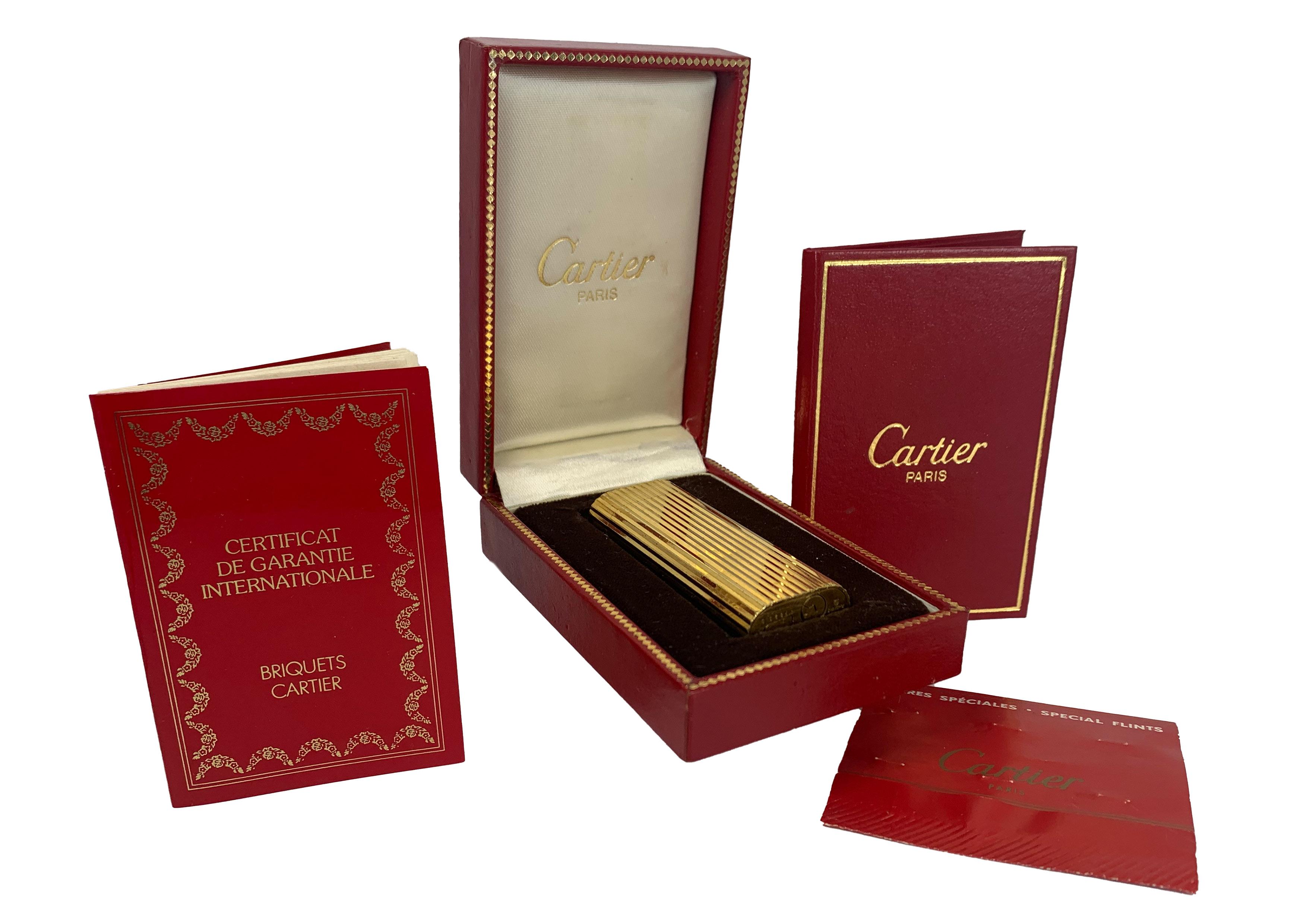Encendedor clásico Cartier chapado en oro de 18 ct En caja y funda Cartier de terciopelo siglo XX en venta