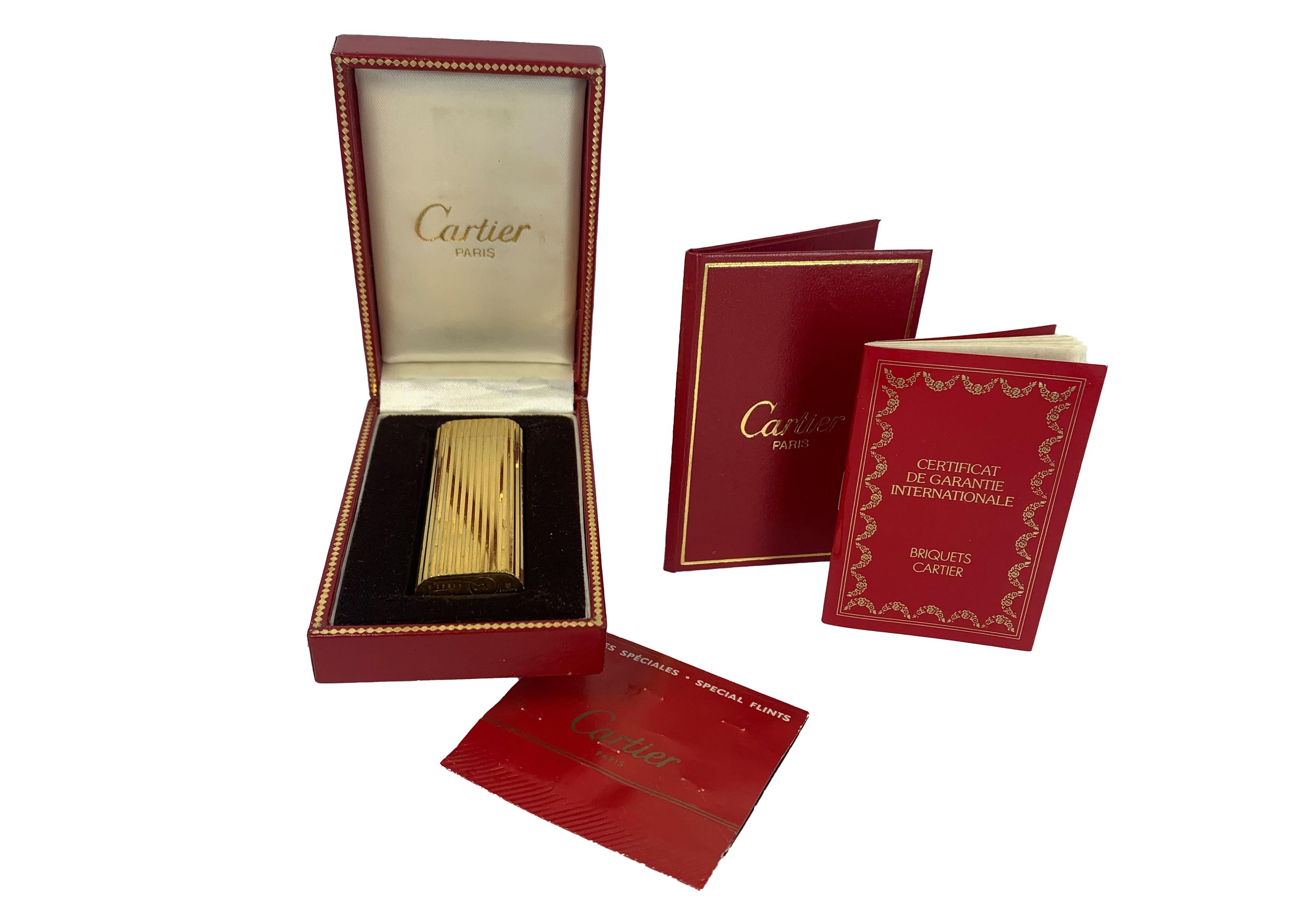 Encendedor clásico Cartier chapado en oro de 18 ct En caja y funda Cartier de terciopelo Metal en venta