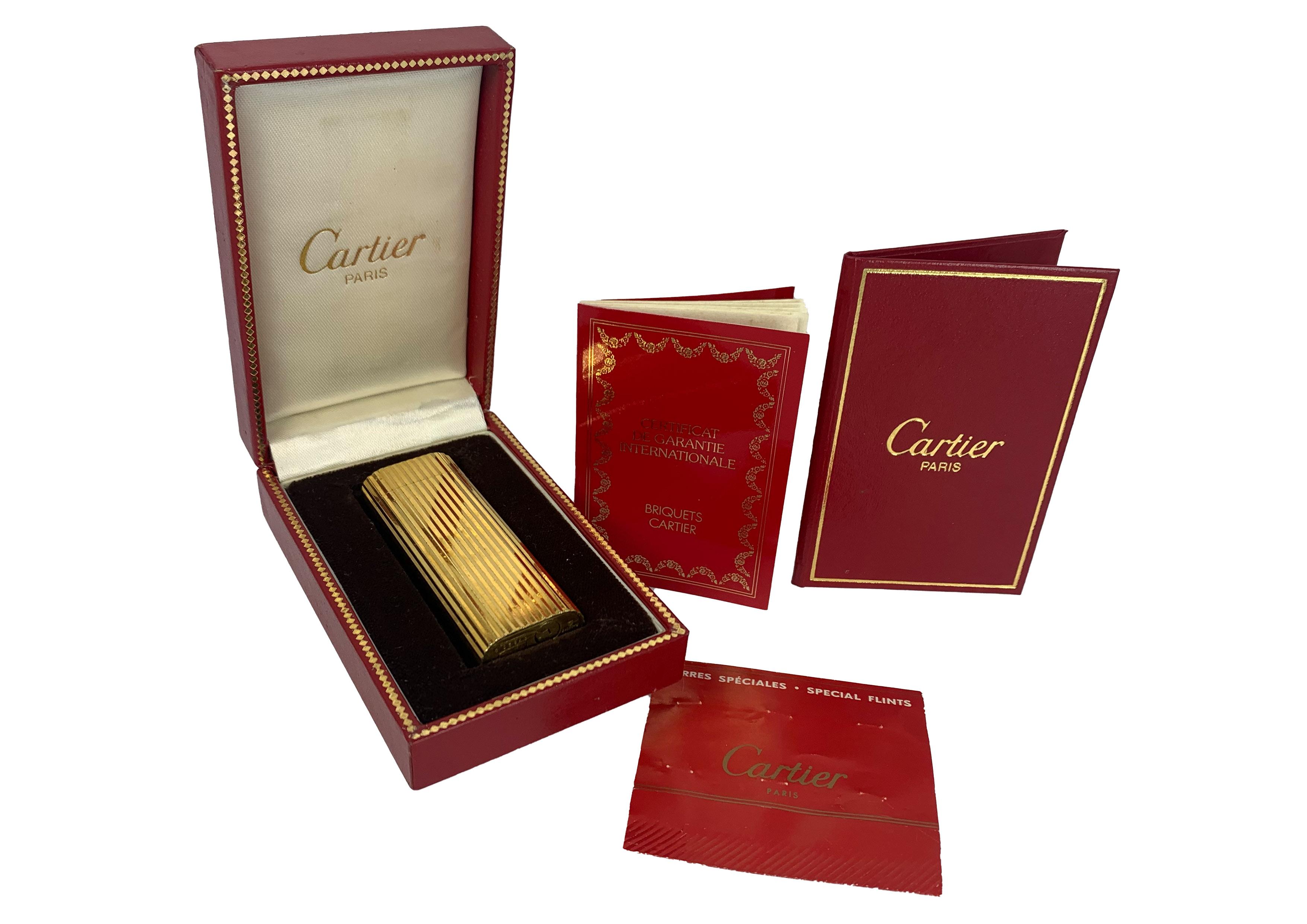 Encendedor clásico Cartier chapado en oro de 18 ct En caja y funda Cartier de terciopelo en venta 1