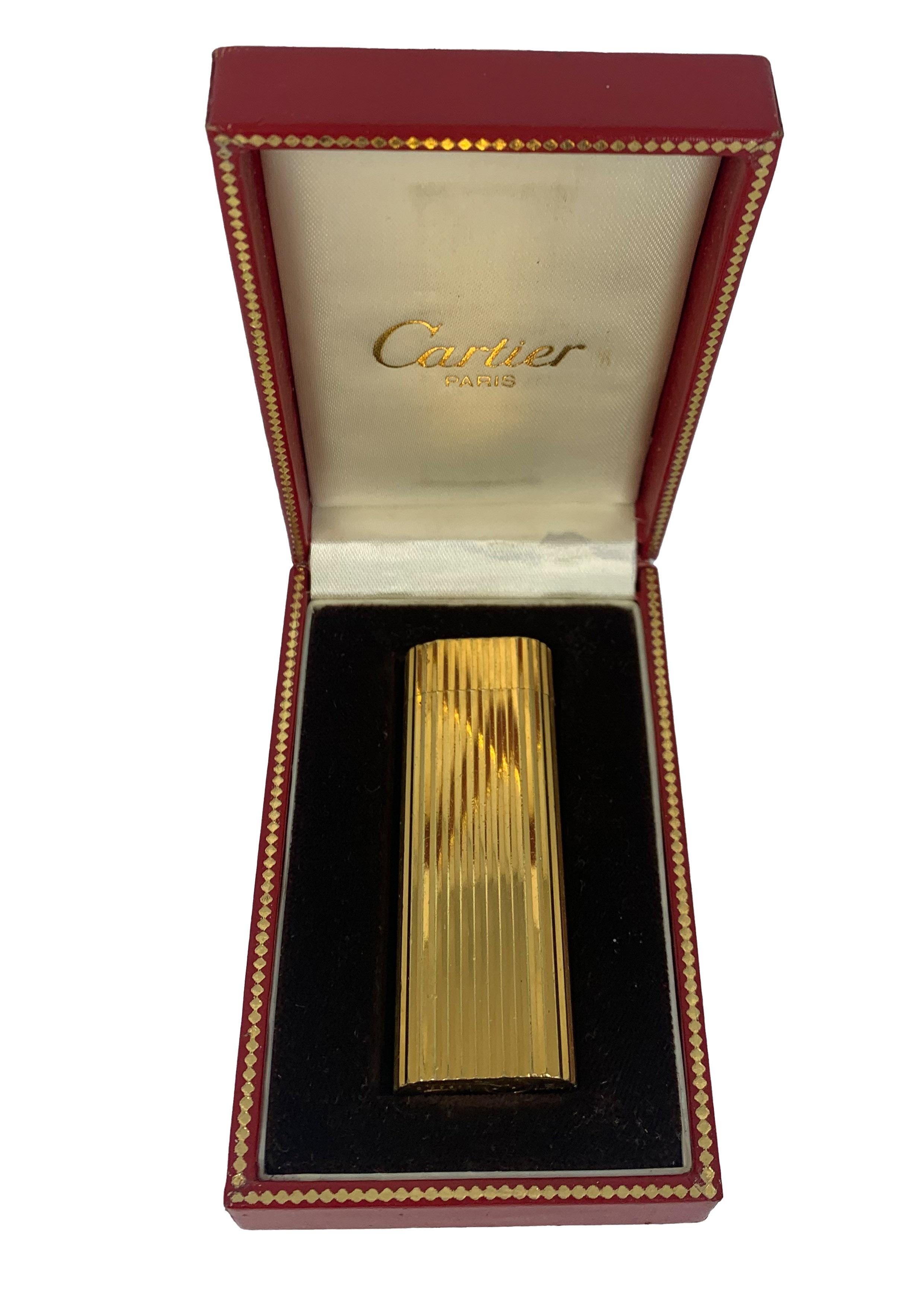 Encendedor clásico Cartier chapado en oro de 18 ct En caja y funda Cartier de terciopelo en venta 2