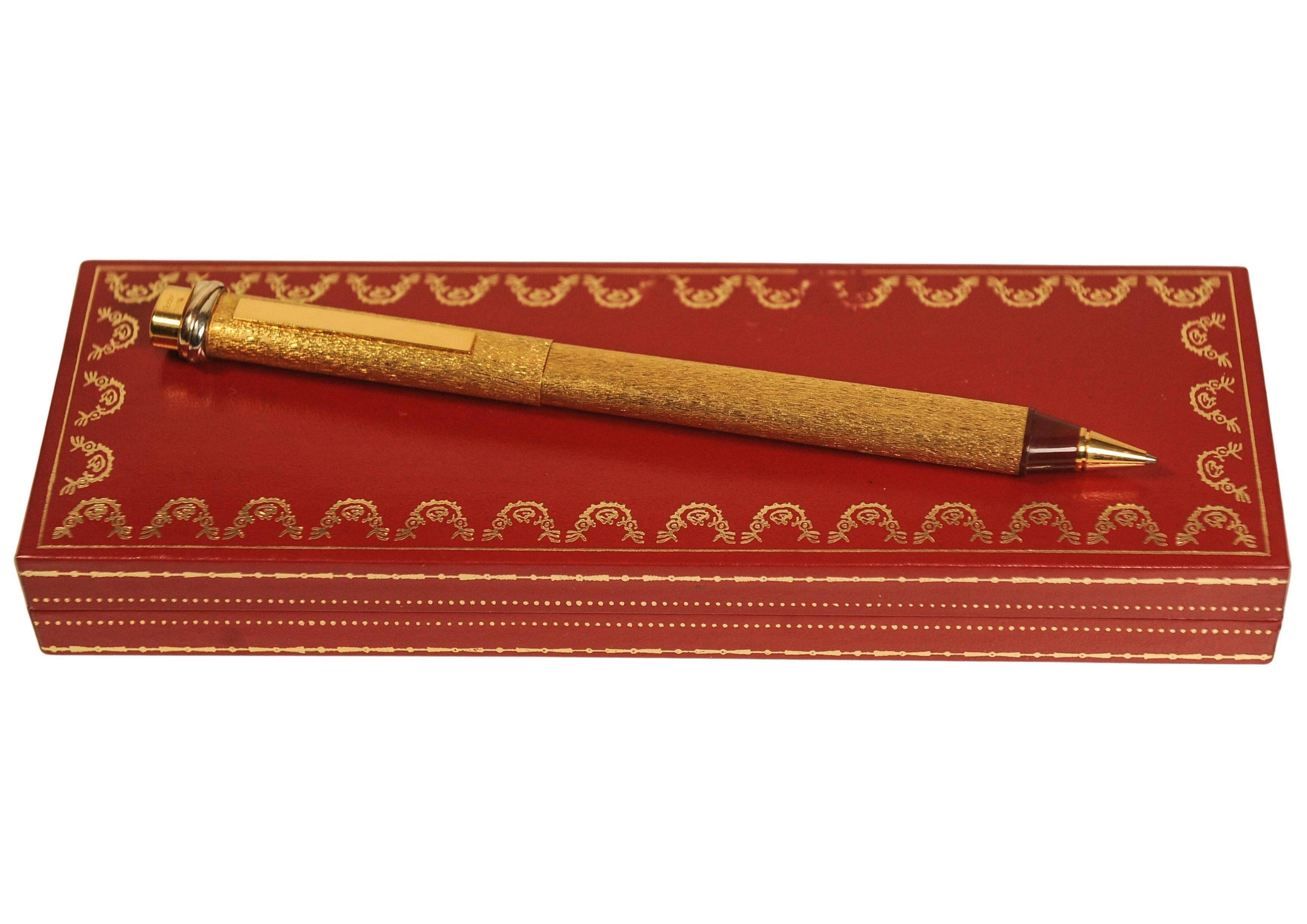 Elegante Vintage Cartier 18ct Gold plattiert Vendome Trinity Oval Rollerball Pen komplett mit Cartier Box & Garantie-Karte.

Hergestellt in Paris, Frankreich

Cartier Schreibgeräte werden von Cartier entworfen und von Montblanc hergestellt. Diese