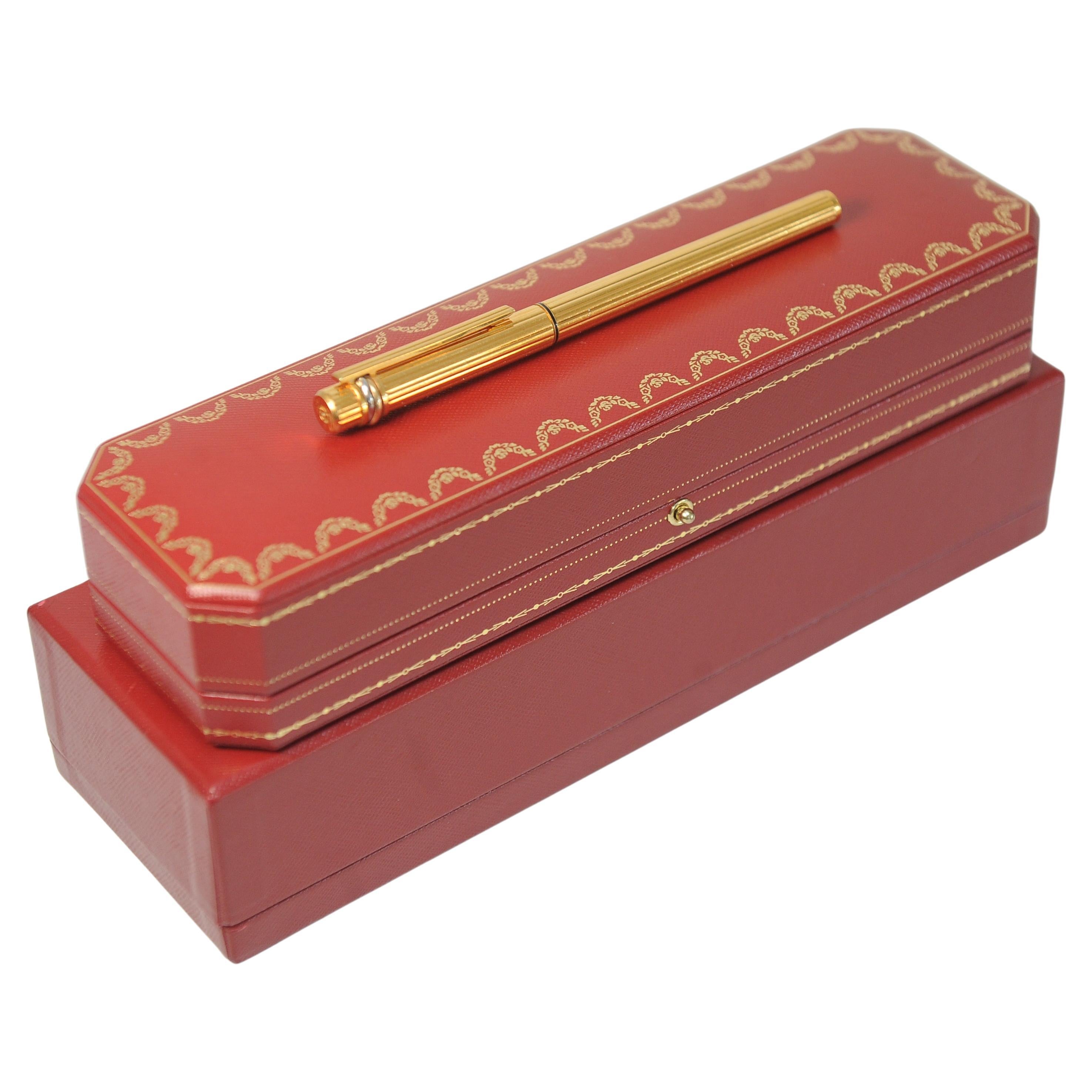 Cartier Ref 2025 D1

Classic Cartier 18ct Gold Plated Vendome Trinity Rollerball Pen & Cartier Box

Made in Paris, France

Item Is Sold WithA Red & Gold Leather Cartier Box

Cartier pens are designed by Cartier, & are manufactured by Montblanc. This