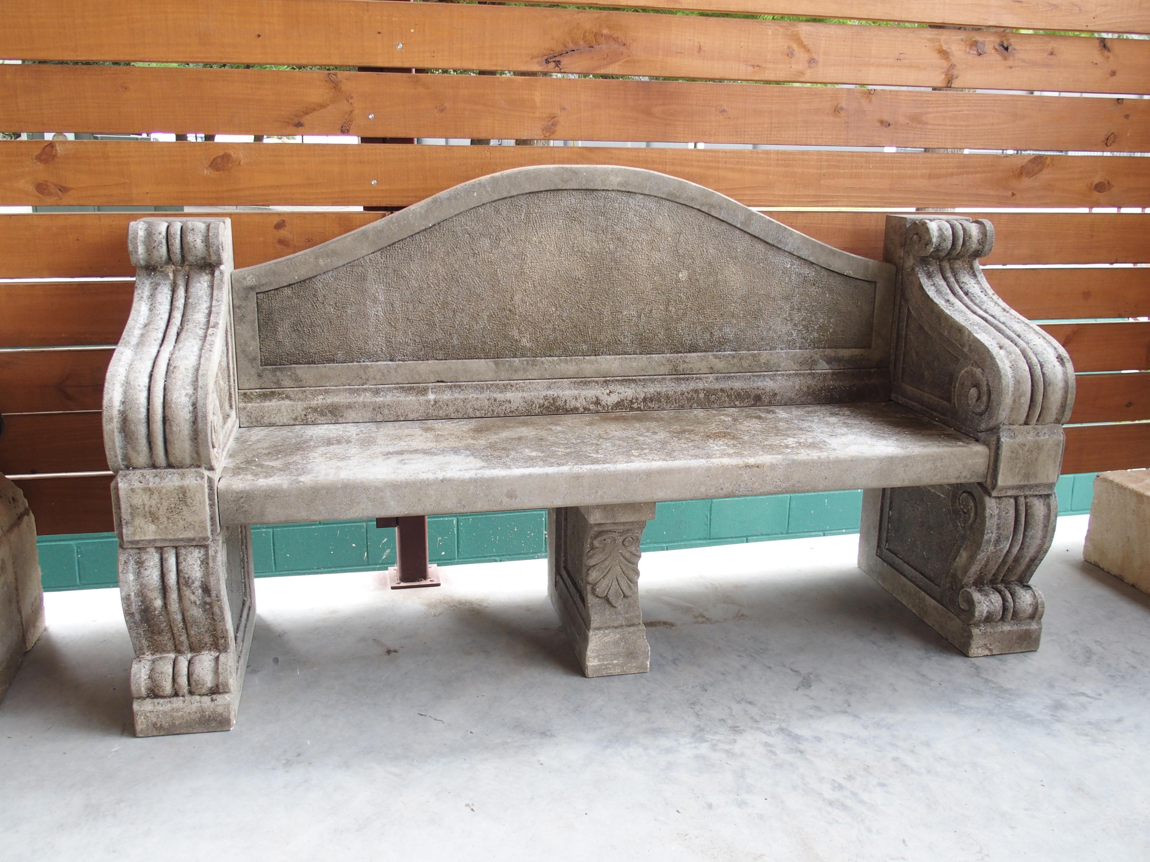 Plus d'informations bientôt...

Sculpté à la main en cinq sections de pierre calcaire, ce banc de parc du nord de l'Italie serait une merveilleuse addition à un jardin extérieur, à un patio ou à une cour intérieure.  Les volutes qui composent les