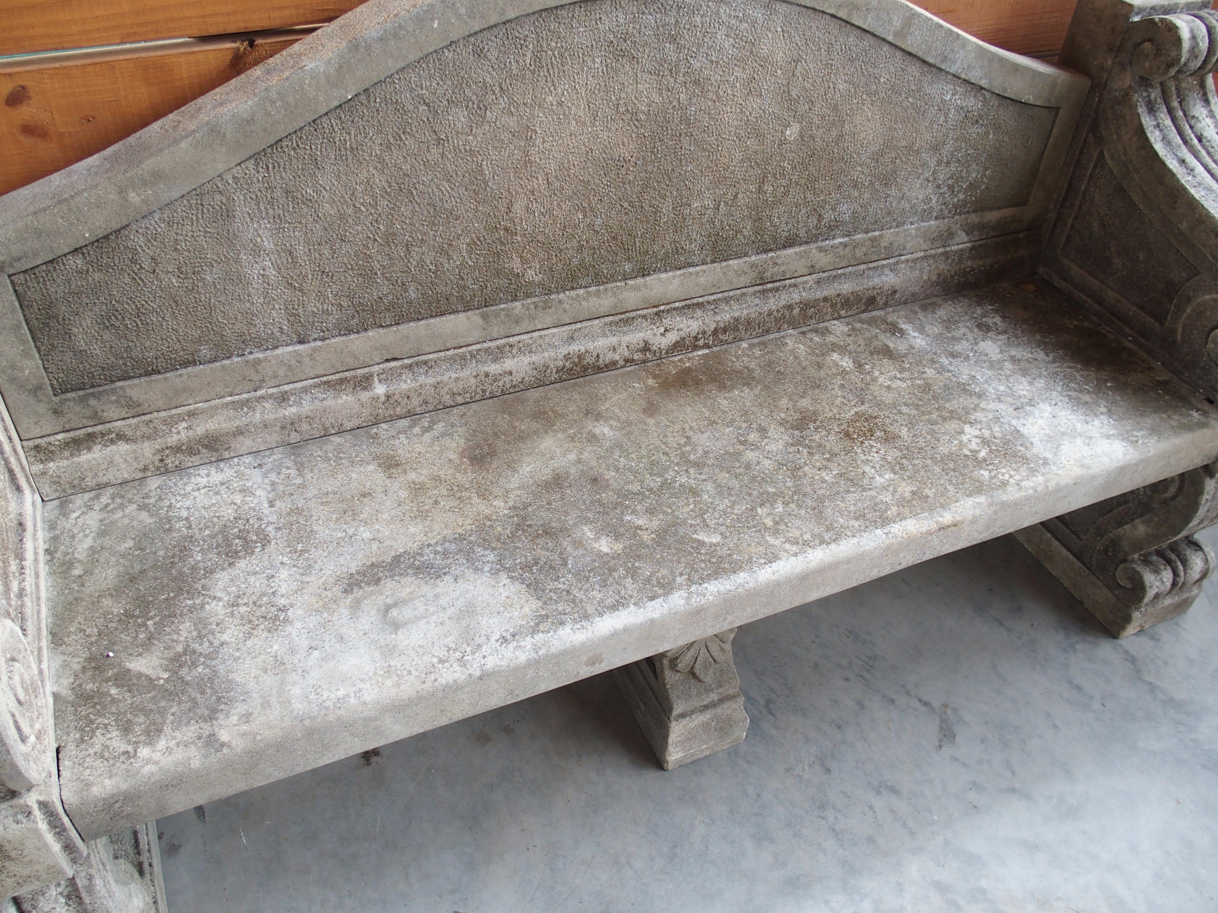 XXIe siècle et contemporain Banc de parc classique en pierre calcaire sculptée du nord de l'Italie en vente