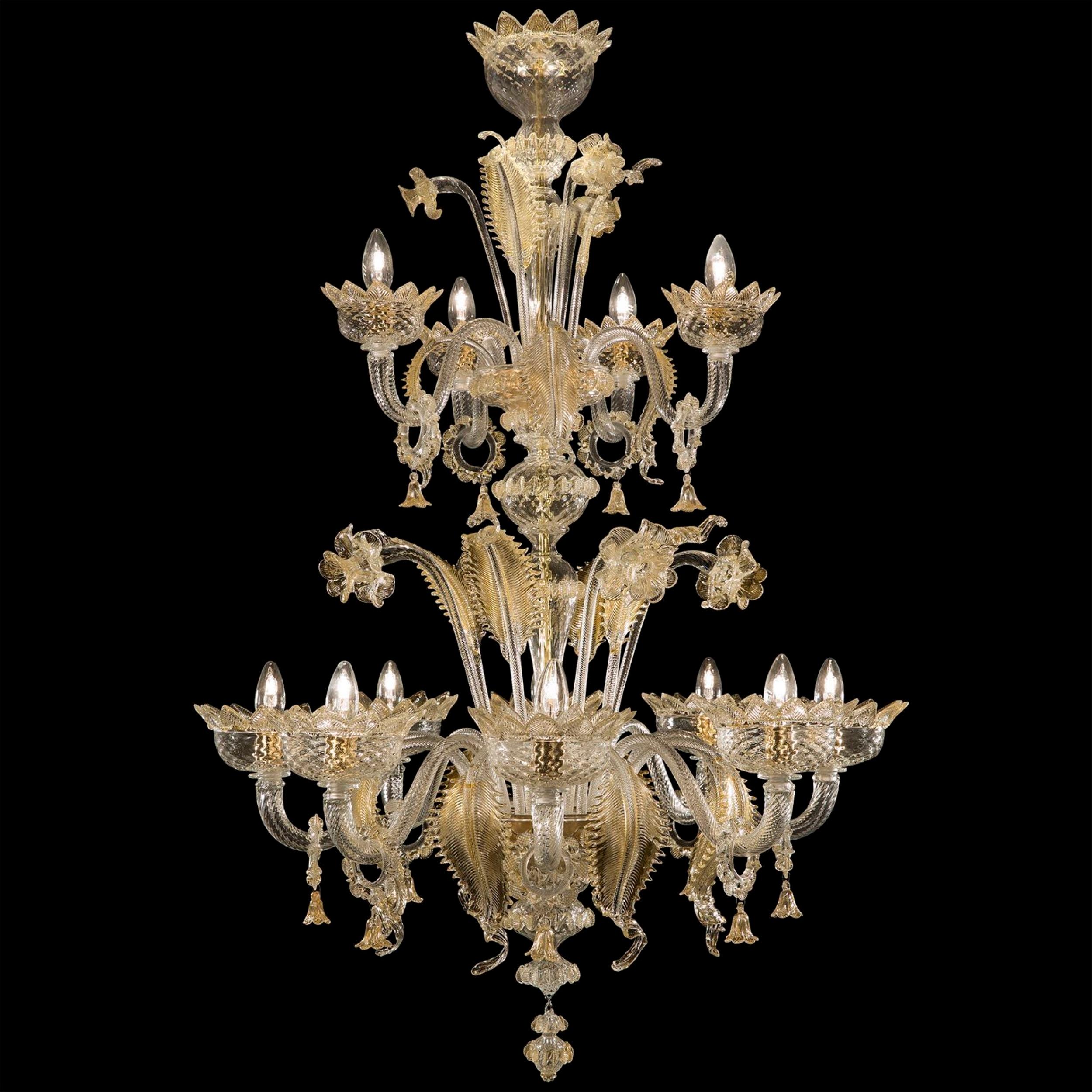 Classic chandelier 12 Arms clear and gold Murano Glass by Multiforme.
The classic Murano glass chandelier, as it is in the collective imagination. As many other chandeliers in our collections, V-Classic 800 is designed with attention to details, and