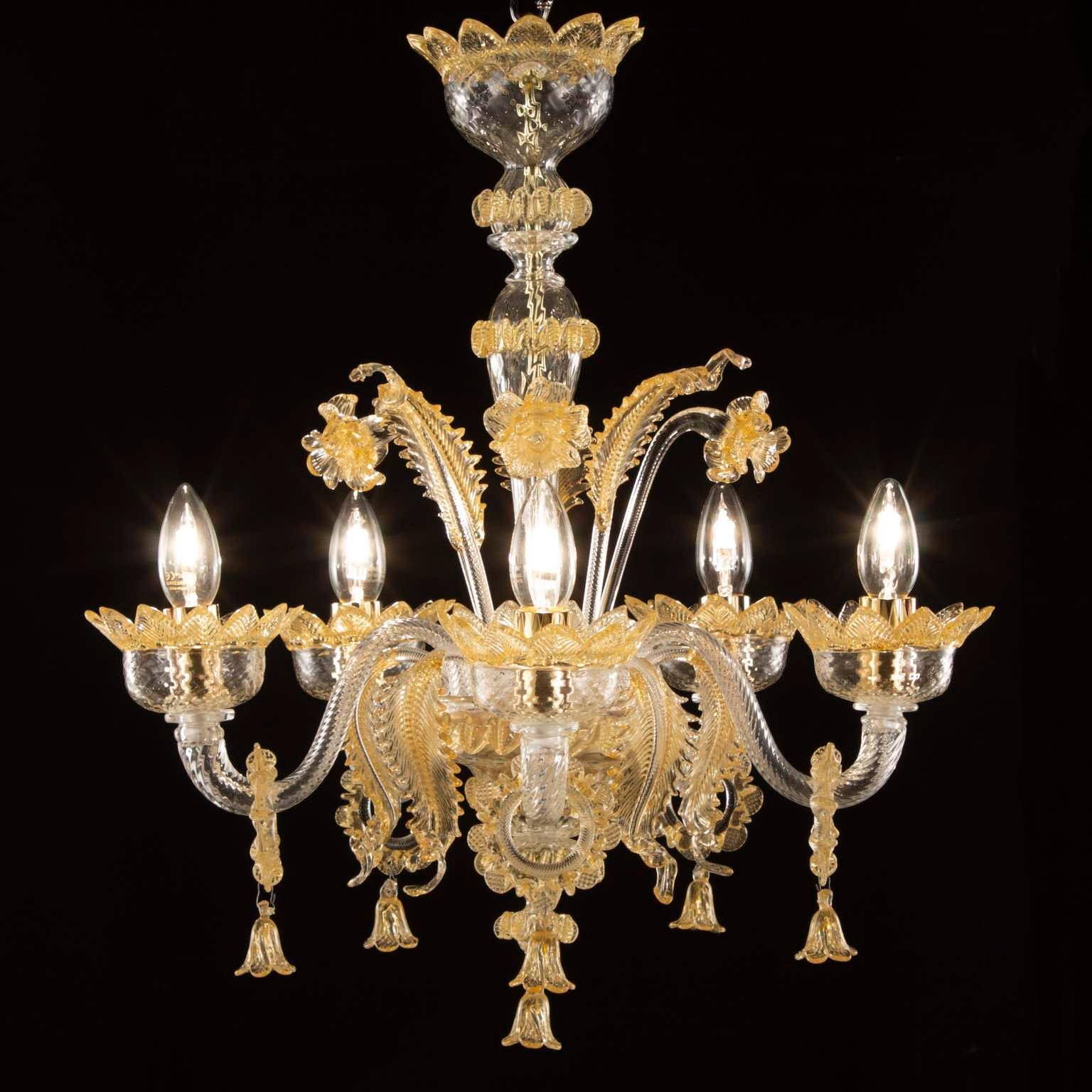 Classic chandelier 5 arms clear and amber Murano glass with rings by Multiforme.
The classic Murano glass chandelier, as it is in the collective imagination. As many other chandeliers in our collections, V-Classic 800 is designed with attention to