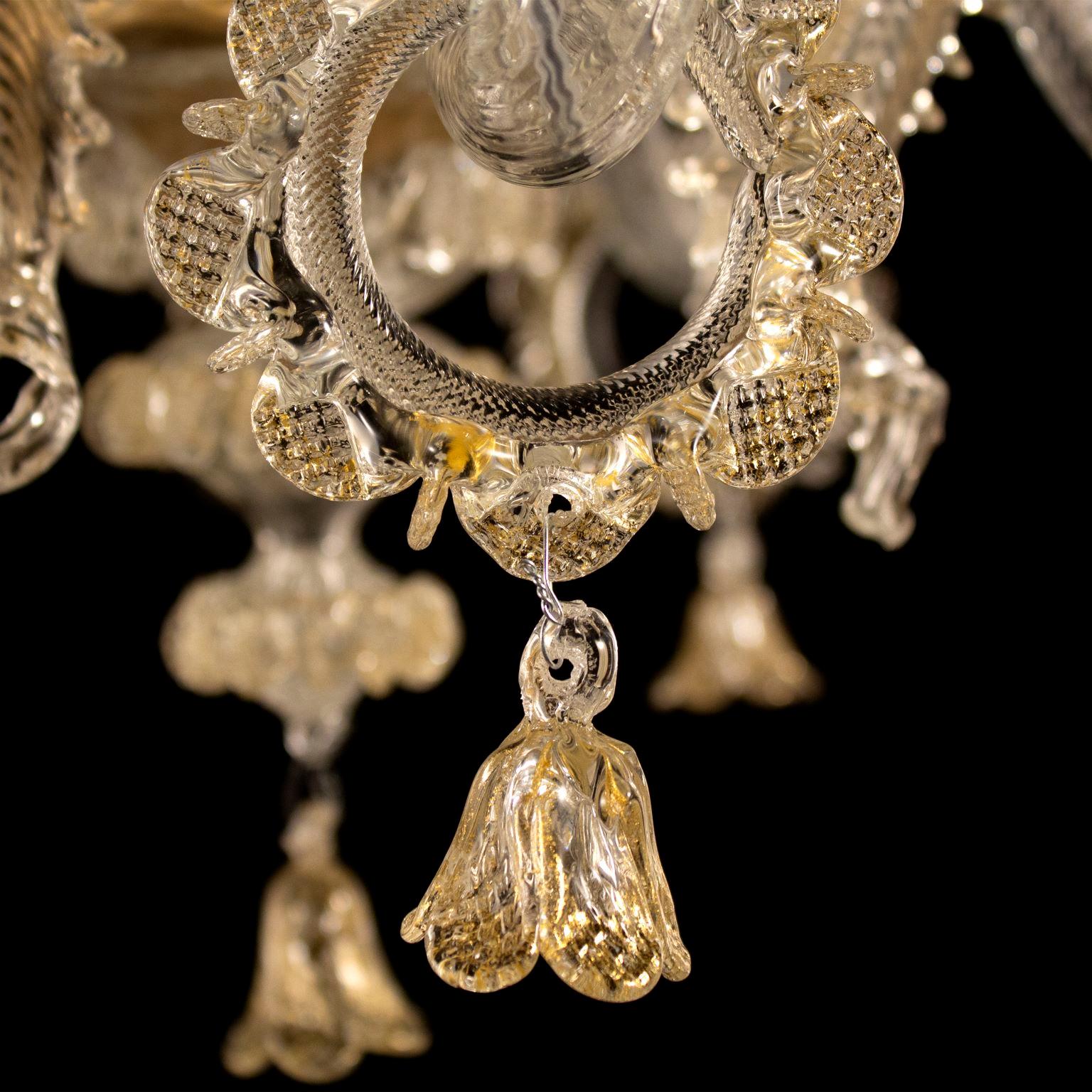 Italiano Lampadario classico a 5 bracci in vetro di Murano trasparente e oro con anelli multiforme in vendita