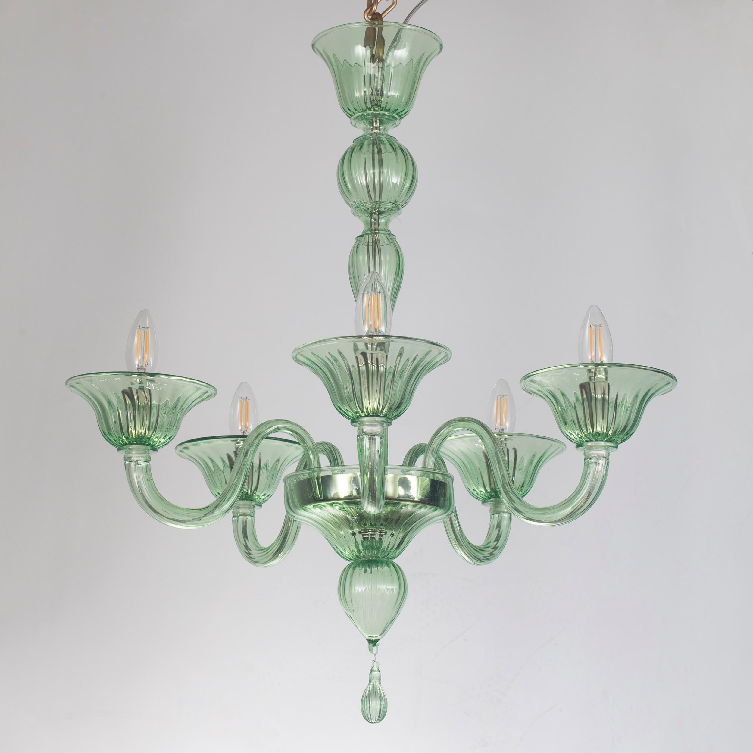 Lustre classique à 5 bras en verre de Murano vert Simplicissimus by Multiforme
Cette collection en verre de Murano se caractérise par une superbe simplicité. Il est le résultat d'une recherche qui renvoie aux lustres classiques de Murano, dans le