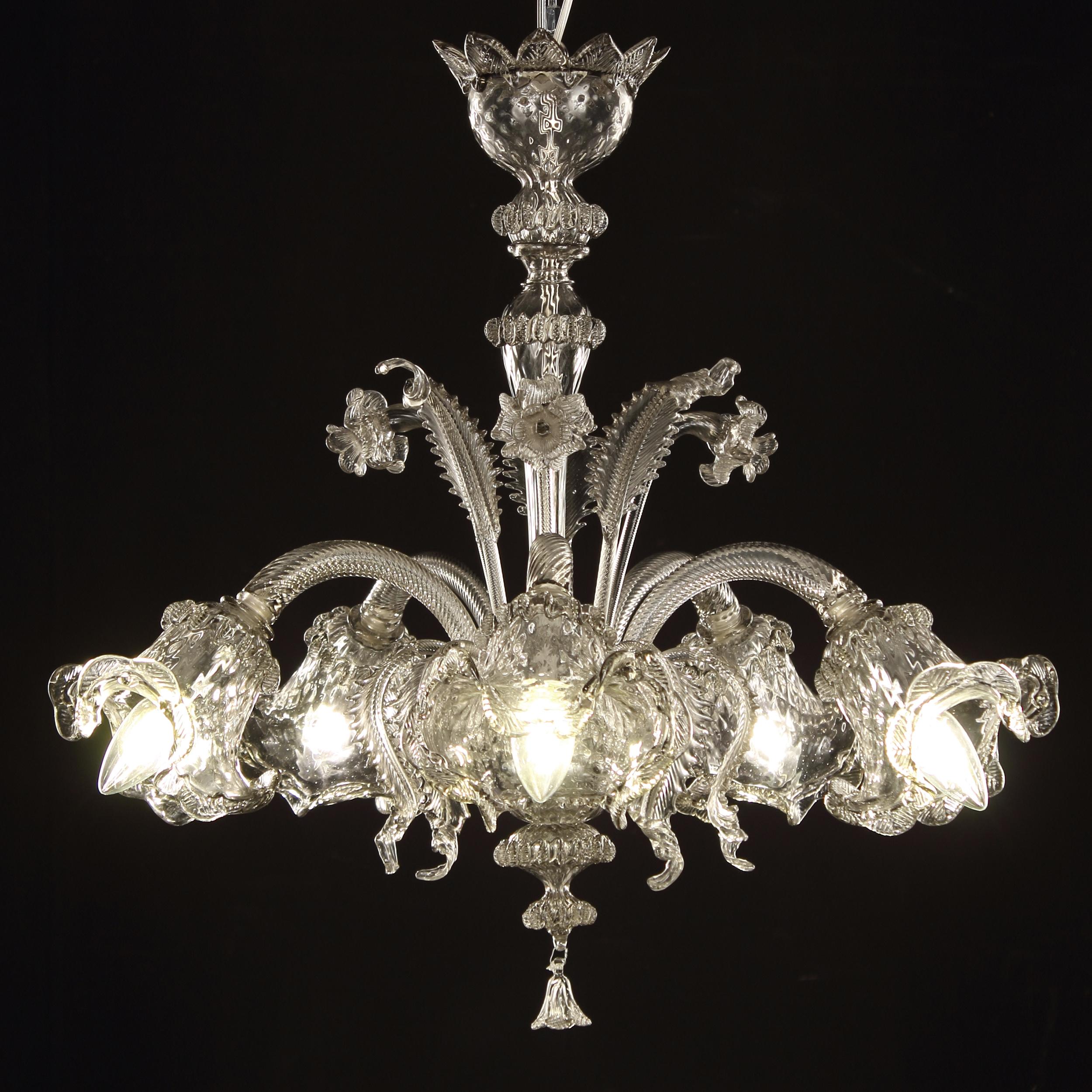 Vetro soffiato Lampadario classico a 5 bracci in vetro di Murano grigio chiaro con coppe verso il basso di Multiforme in vendita