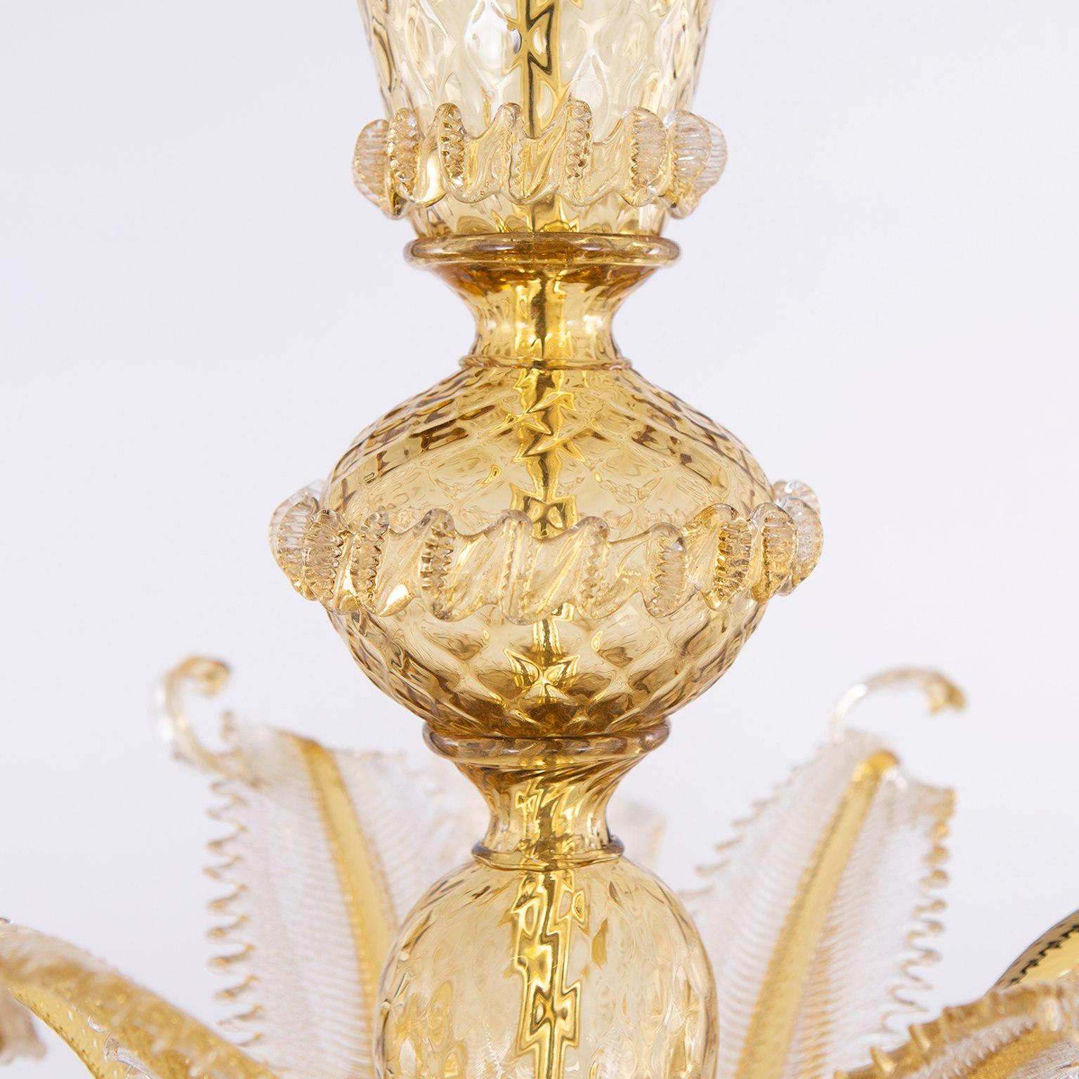 Klassischer 5-armiger Kronleuchter aus Murano-Glas mit klaren und goldenen Details von Multiforme.
Der klassische Murano-Glaslüster, wie er in der kollektiven Vorstellung ist. Wie viele andere Kronleuchter aus unseren Kollektionen wurde auch