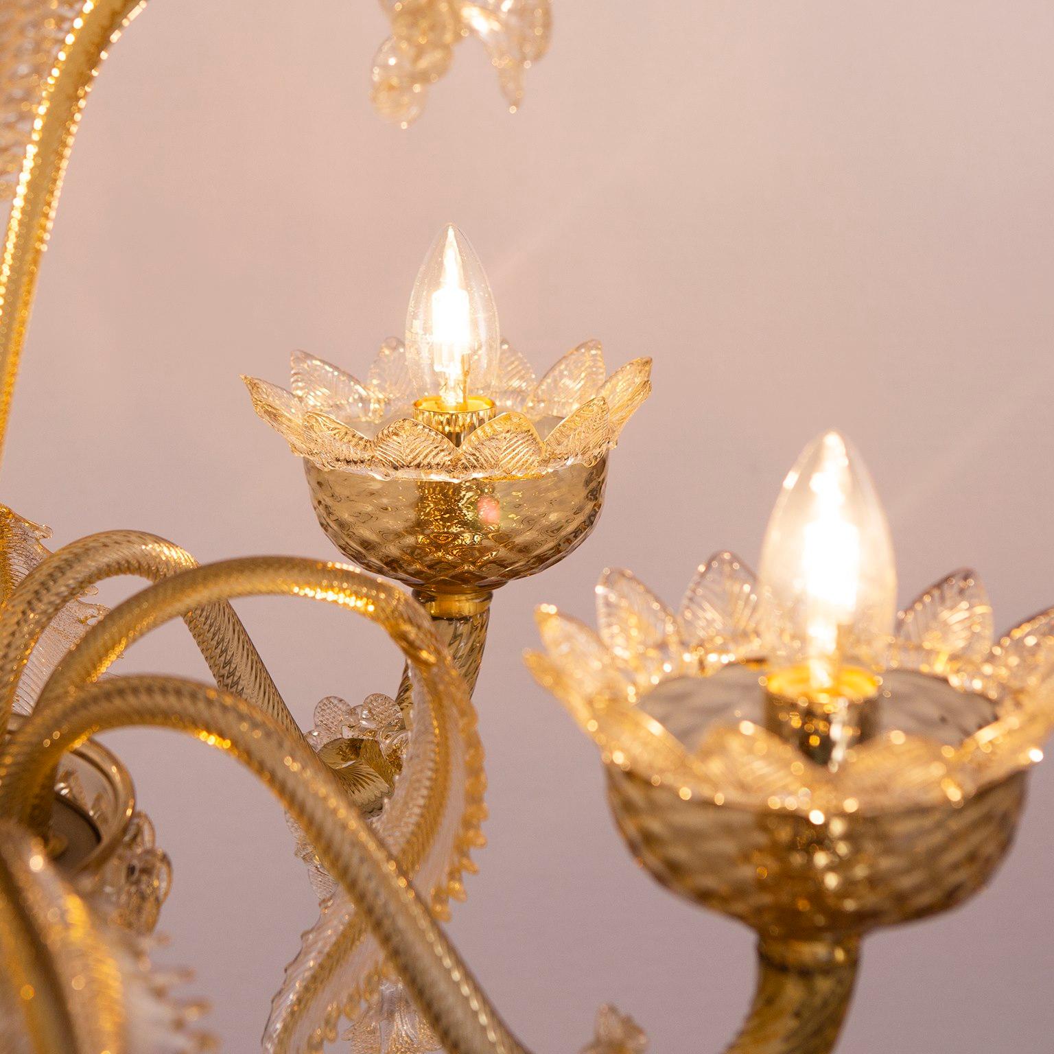 Italiano Lampadario classico a 5 bracci in vetro di Murano paglierino-chiaro-oro di Multiforme in vendita