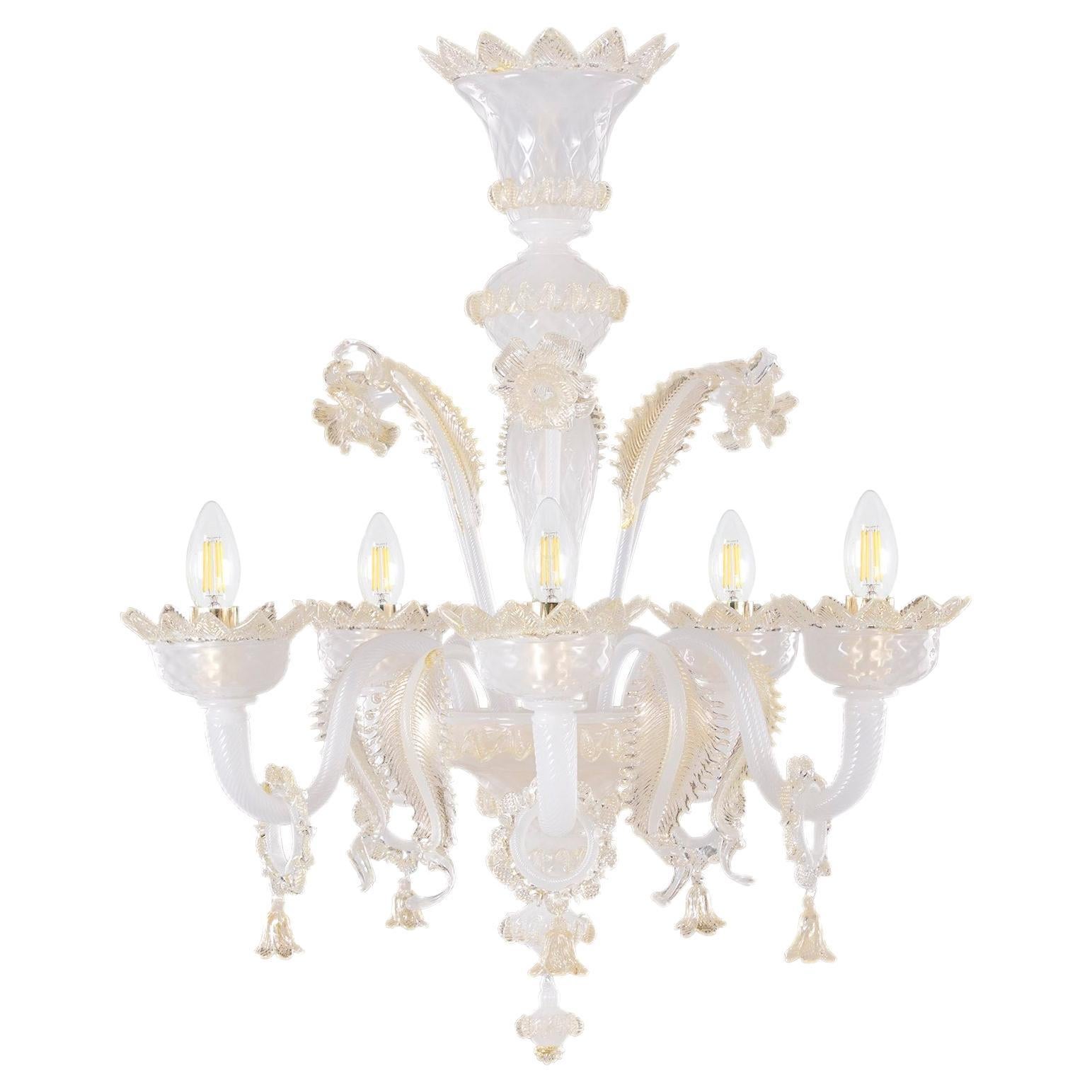 Lustre Classic à 5 bras de lumière en verre de Murano blanc, soie et or par Multiforme