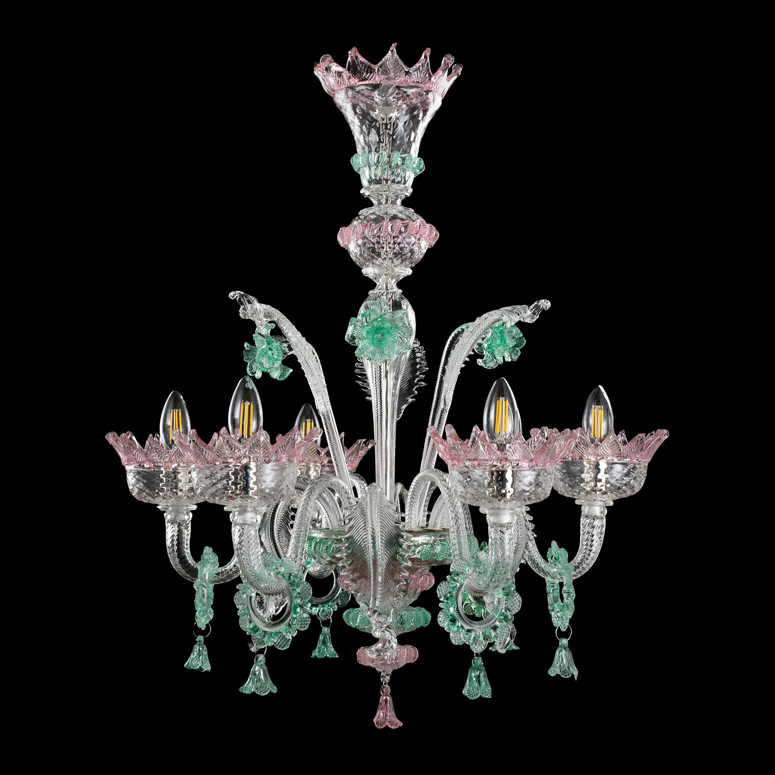 Der klassische Murano-Glaslüster, wie er in der kollektiven Vorstellung ist. Wie viele andere Kronleuchter aus unseren Kollektionen wurde auch V-Classic 800 mit viel Liebe zum Detail und mit der Leidenschaft entworfen, die uns auszeichnet. Jedes