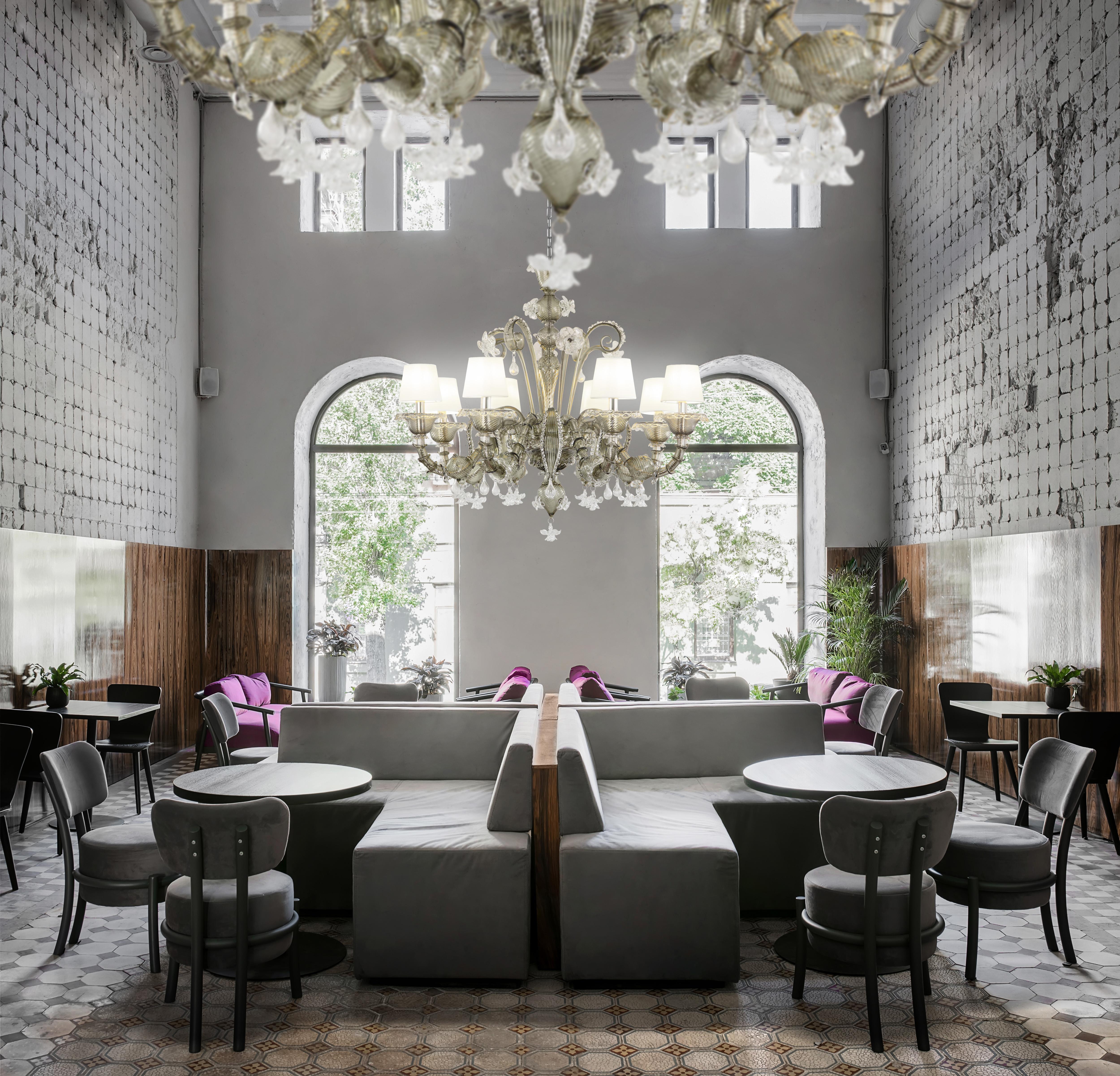 Vetro soffiato Lampadario classico, 6 luci, vetro di Murano grigio e trasparente di Multiforme in stock in vendita