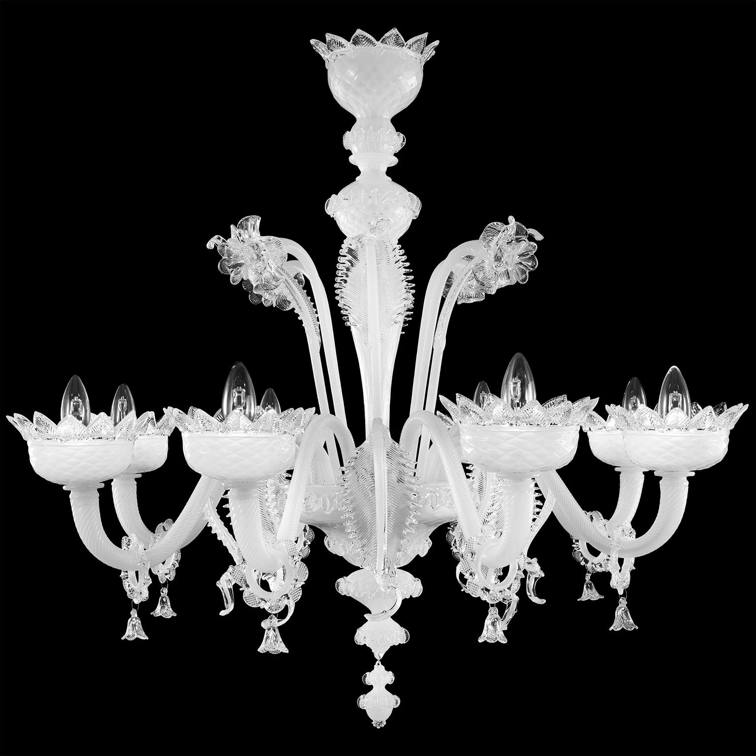Klassischer 8-armiger Kronleuchter aus weißem Seiden-Murano-Glas mit Kristalldetails von Multiforme.
Der klassische Murano-Glaslüster, wie er in der kollektiven Vorstellung ist. Wie viele andere Kronleuchter aus unseren Kollektionen wurde auch
