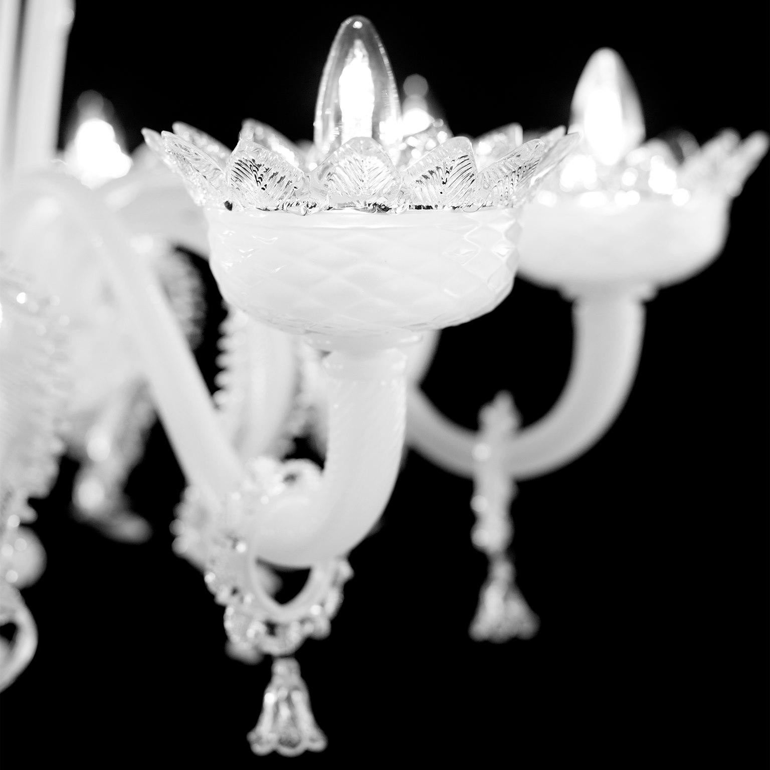 Klassischer 8armiger Kronleuchter aus weißem Seiden-Kristall-Muranoglas von Multiforme, auf Lager (Sonstiges) im Angebot